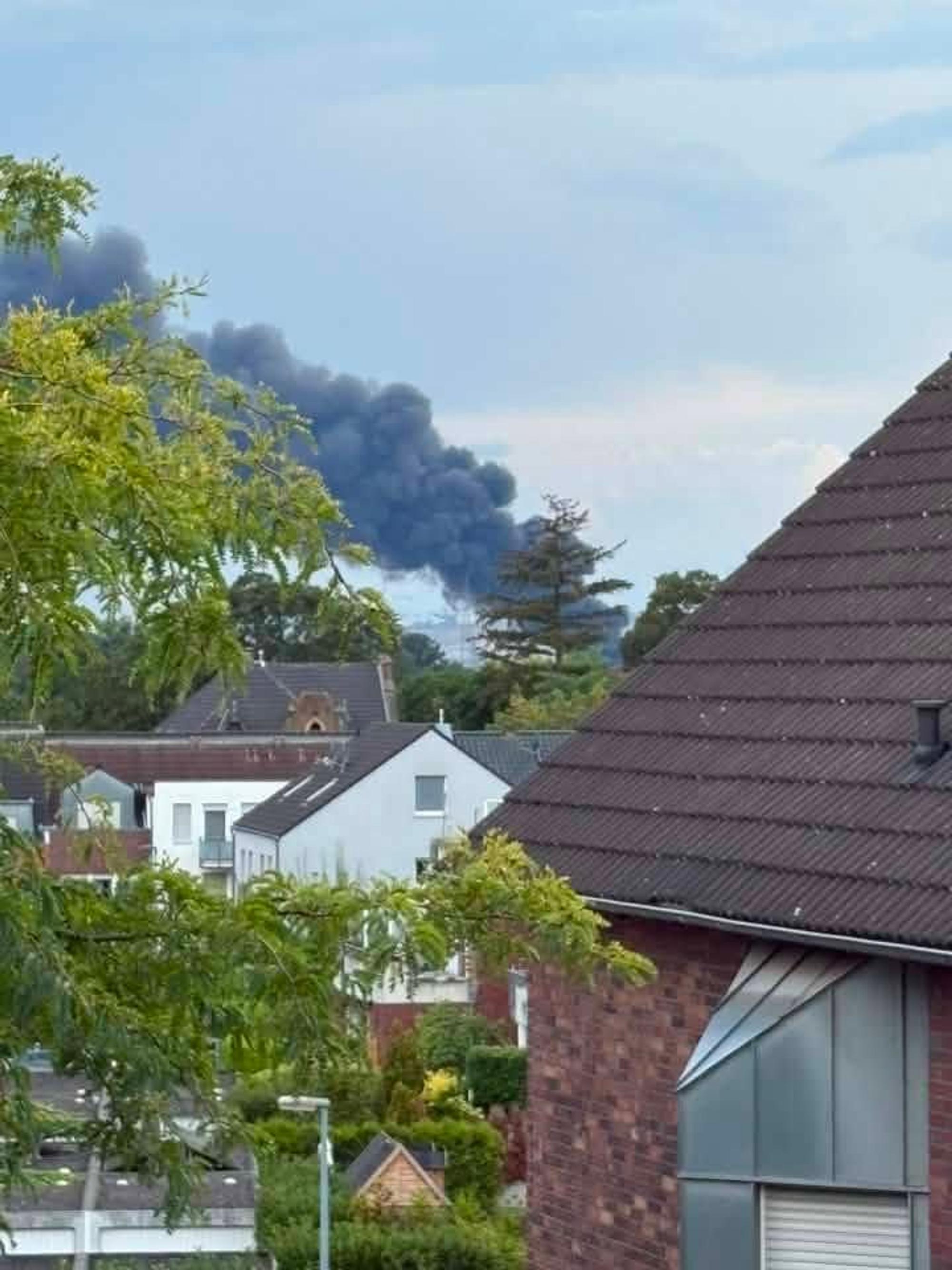 Die schwarze Rauchwolke zieht nach Süden. Christopher Maibaum hat dieses Foto festgehalten.