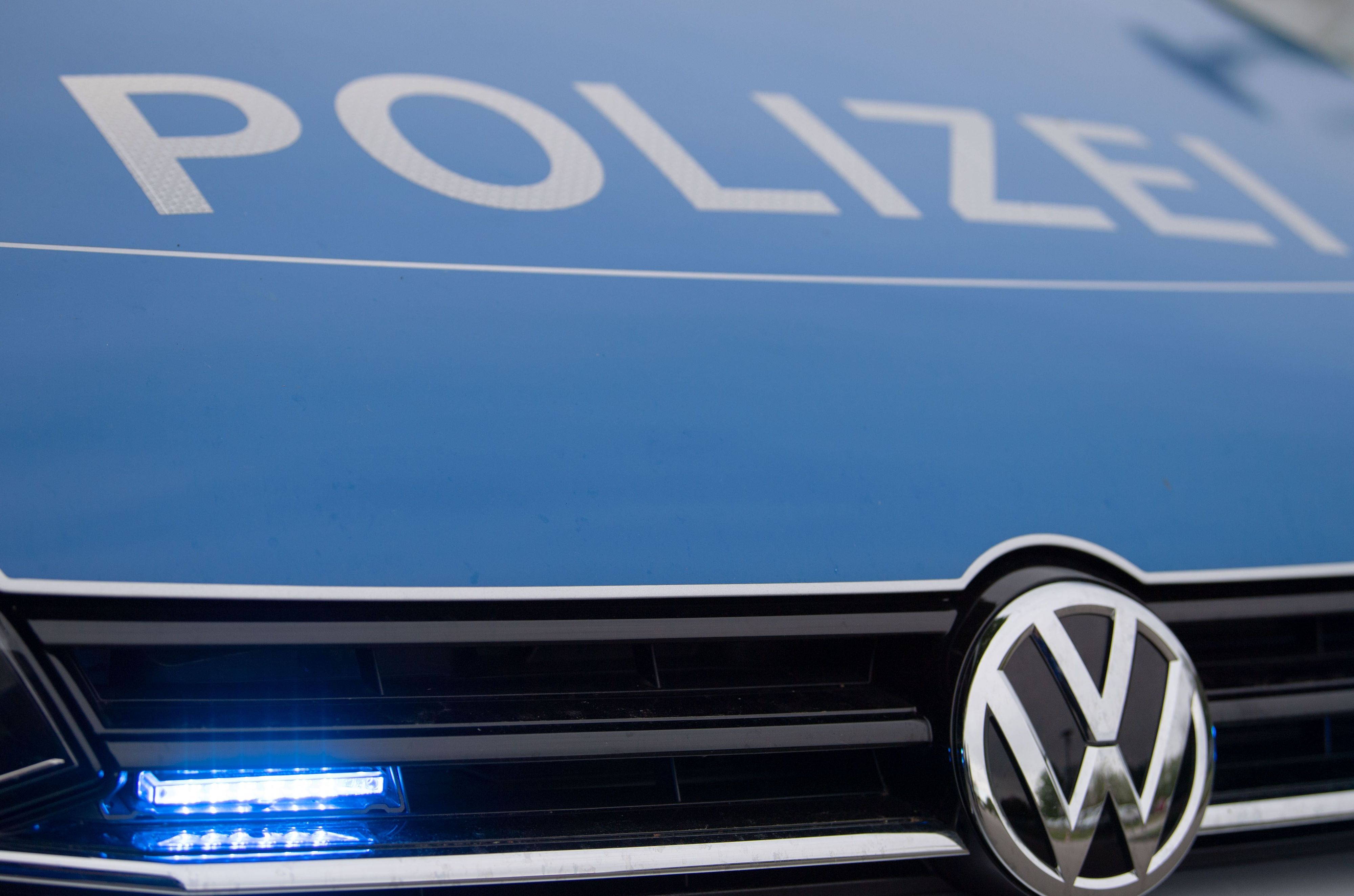 ARCHIV - 15.05.2019, Bayern, Dachau: Ein Blaulicht leuchtet an einer Polizeistreife. (zu dpa: «In Müllsäcken verpackte tote Katzen in Wald gefunden») Foto: Lino Mirgeler/dpa +++ dpa-Bildfunk +++