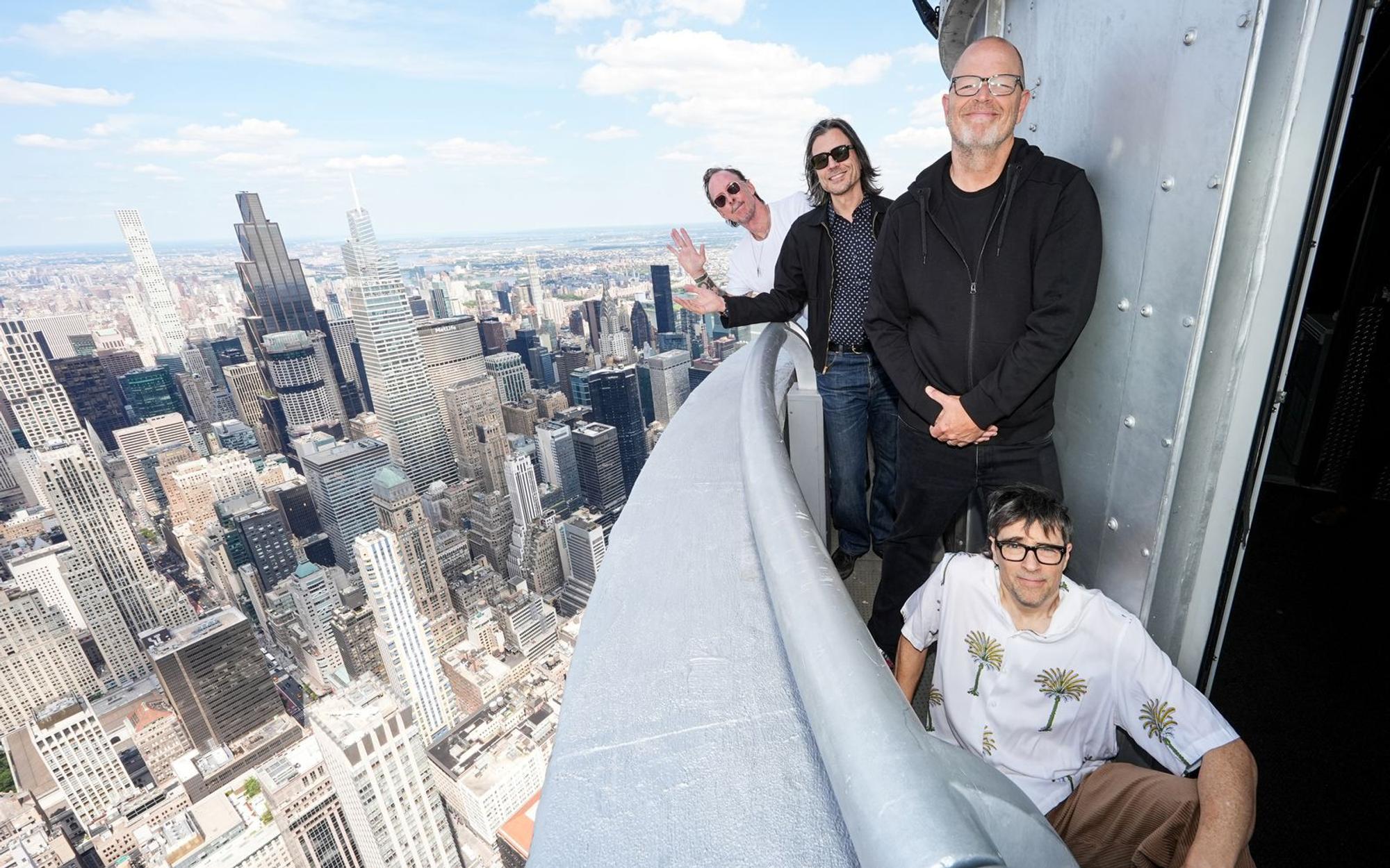 Rivers Cuomo (unten) und seine Band Weezer melden sich nach vierjähriger Kreativpause mit neuer Musik zurück. Ihr gerade veröffentlichtes 20. Album heißt, mal wieder, „Weezer“. (Bild: Empire State Realty Trust/John Nacion/Getty Images)