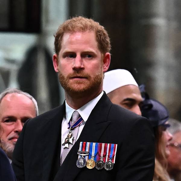 Prinz Harry in einem Anzug mit Medaillen.