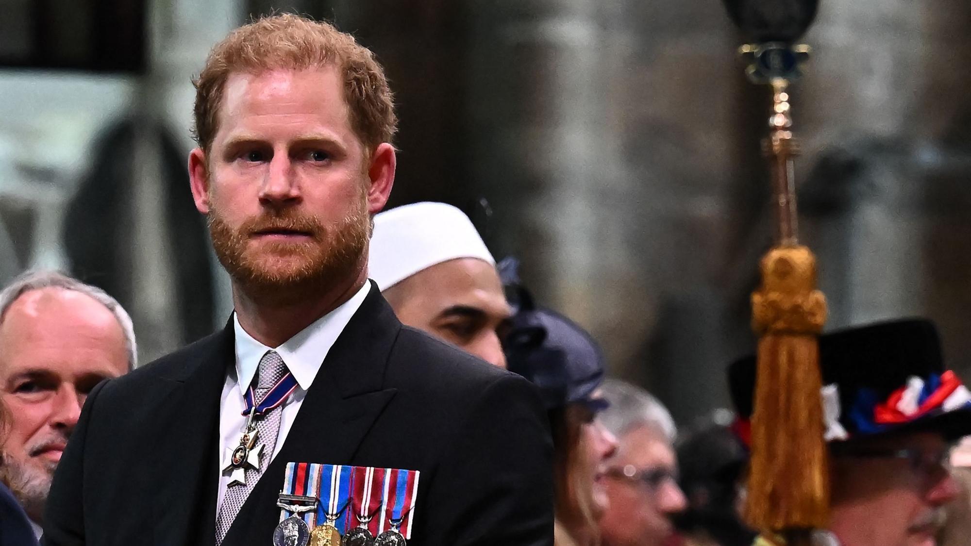 Prinz Harry in einem Anzug mit Medaillen.