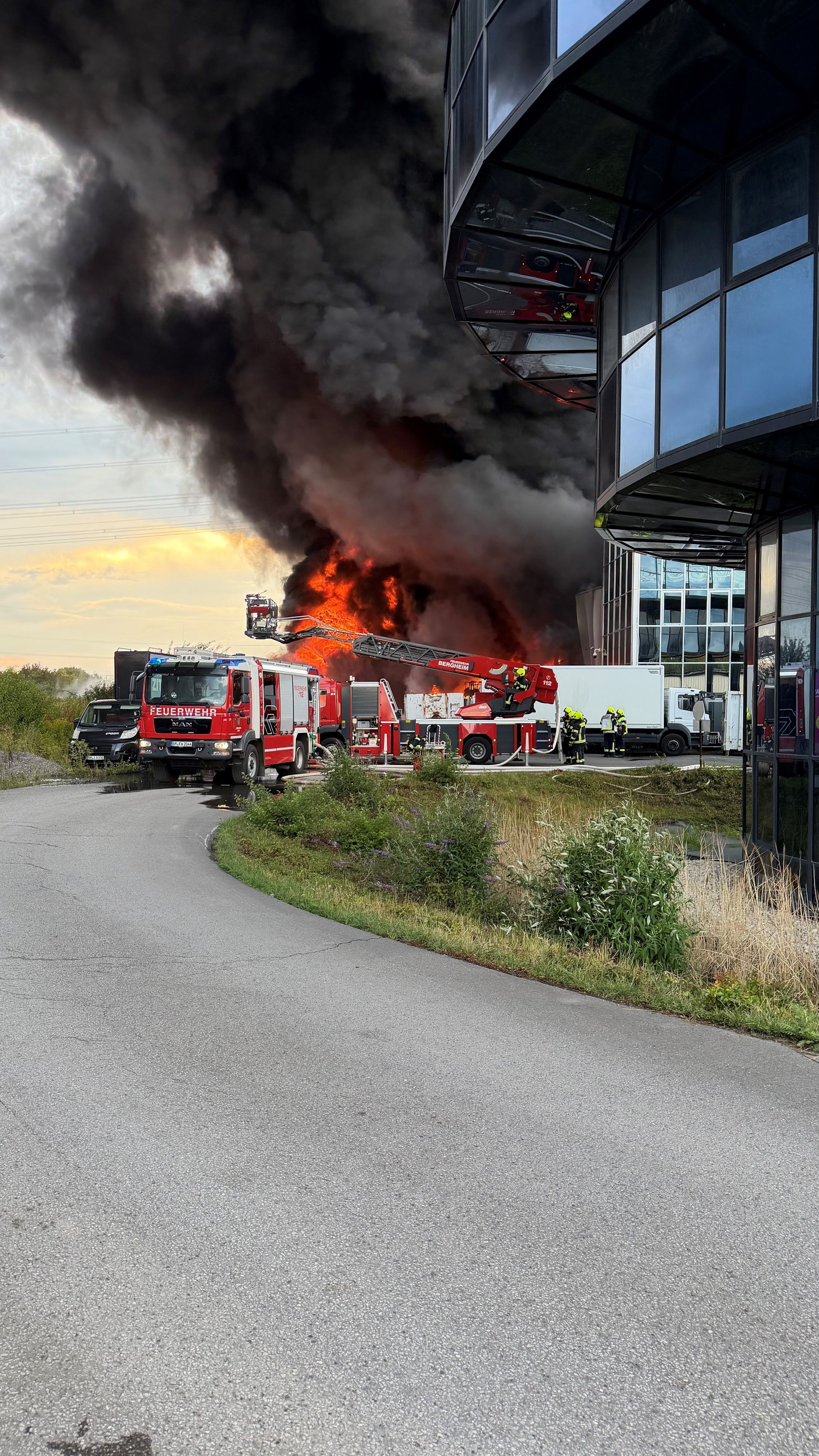 Zahlreiche Feuerwehrleute bekämpfen den Brand in Bergheim.