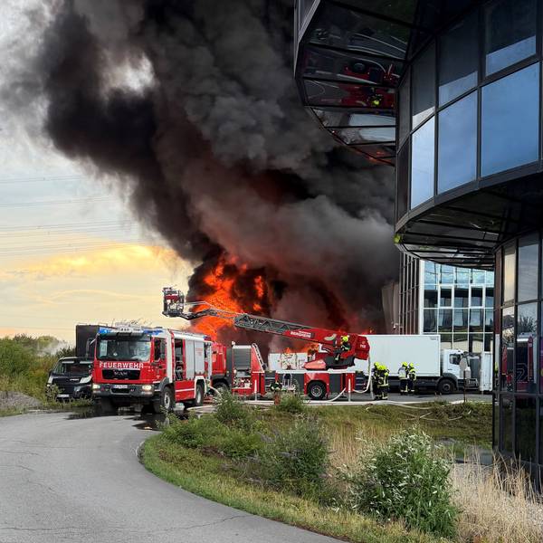 Zahlreiche Feuerwehrleute bekämpfen den Brand in Bergheim.
