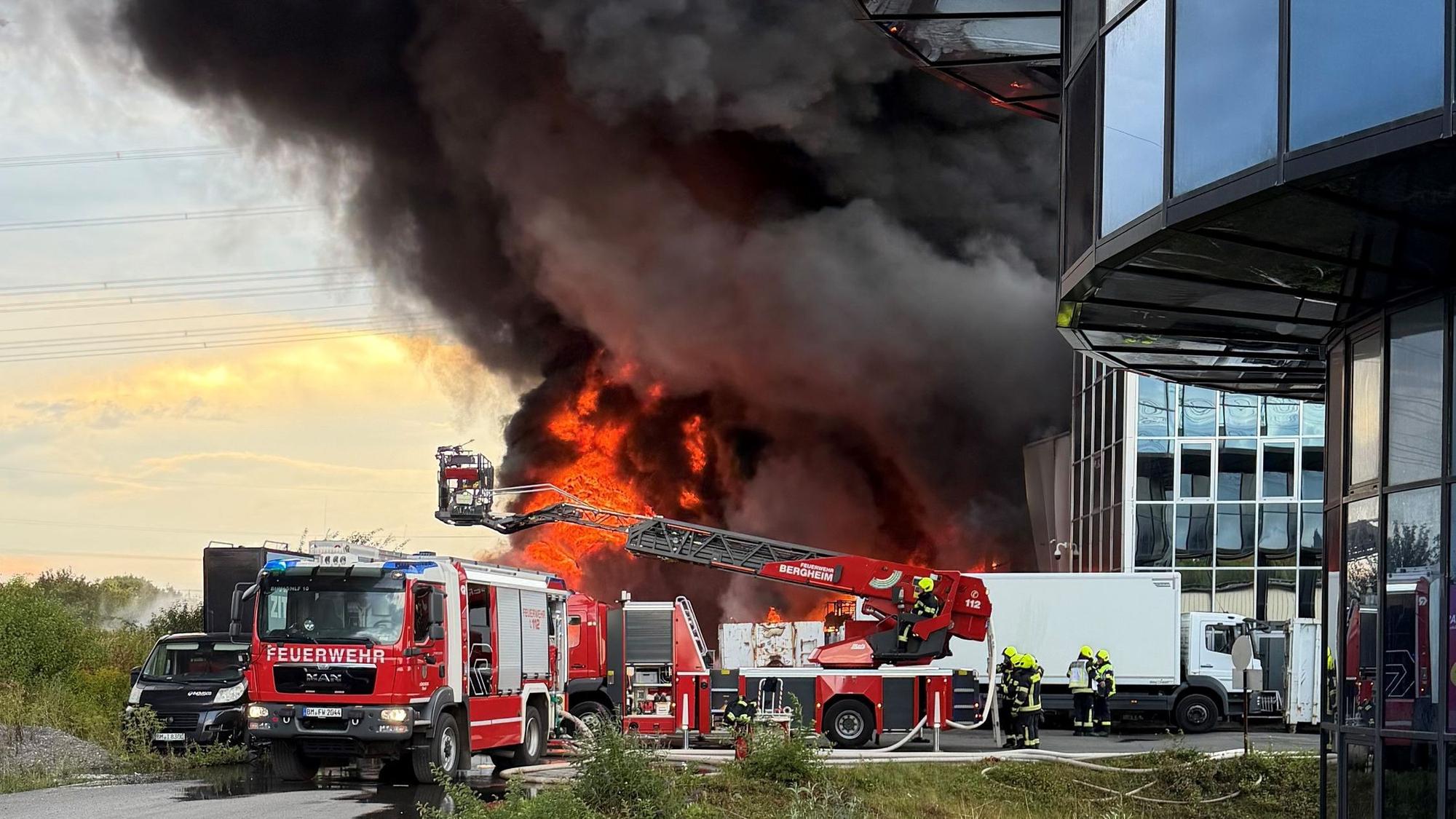 Zahlreiche Feuerwehrleute bekämpfen den Brand in Bergheim.