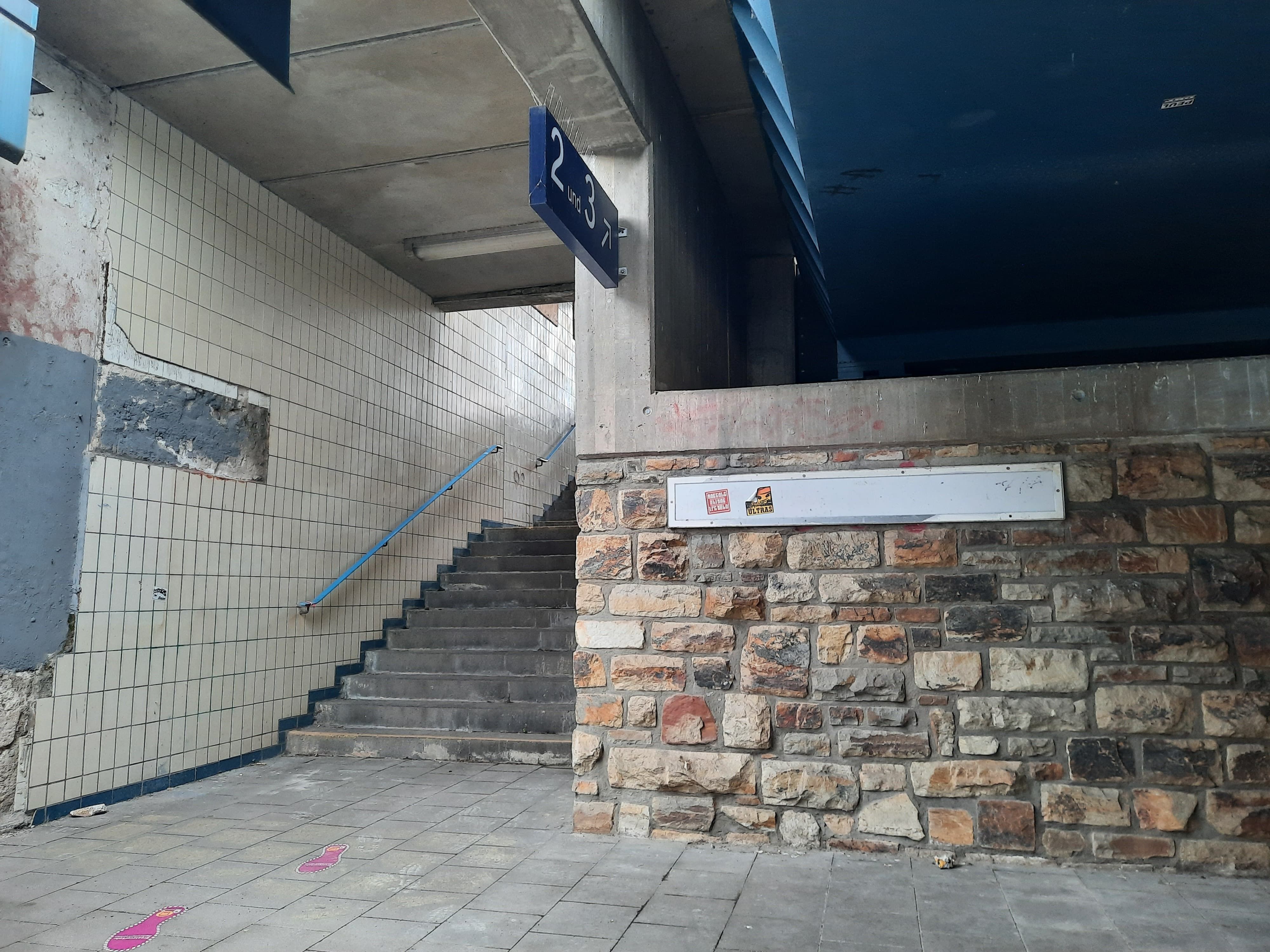 Treppenstufen führen zu den Bahngleisen.