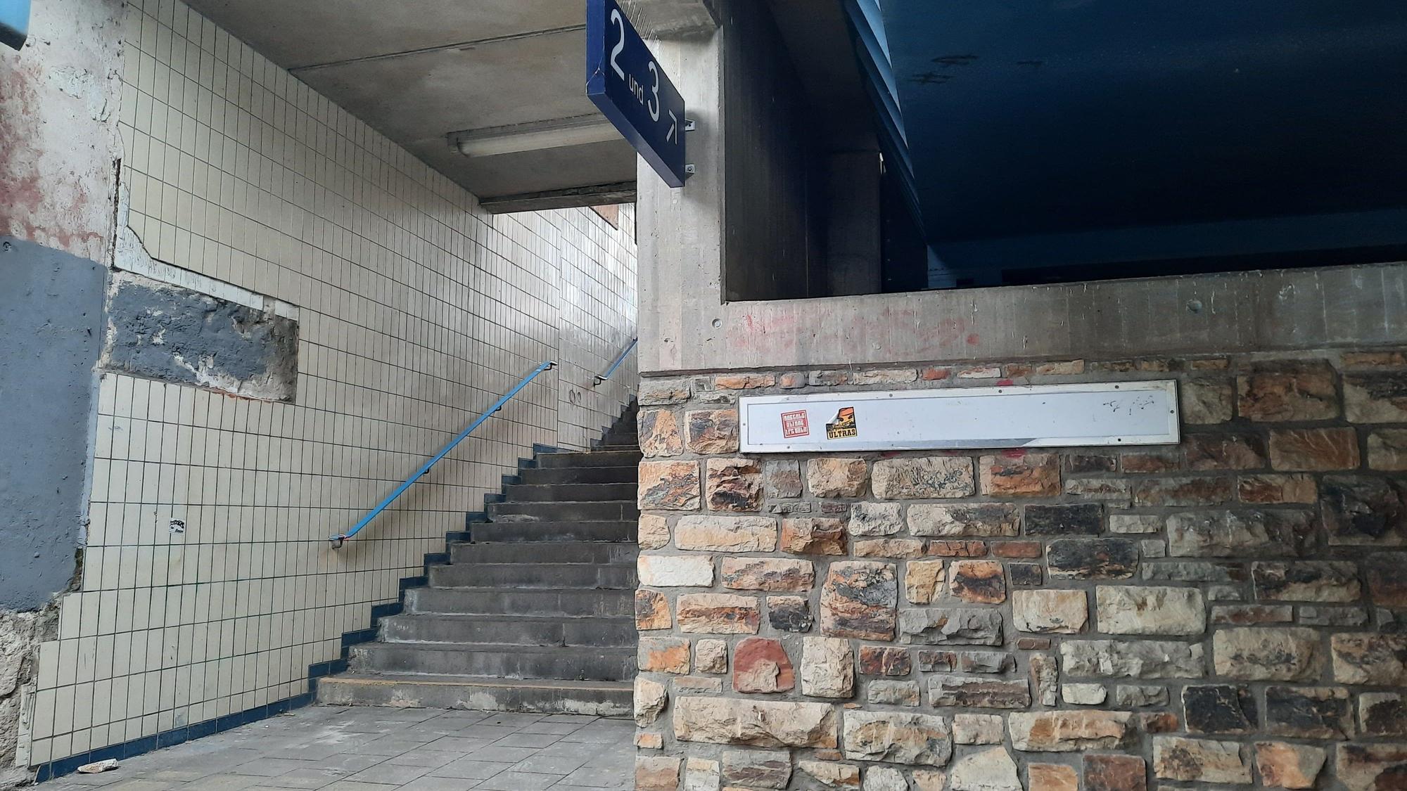 Treppenstufen führen zu den Bahngleisen.