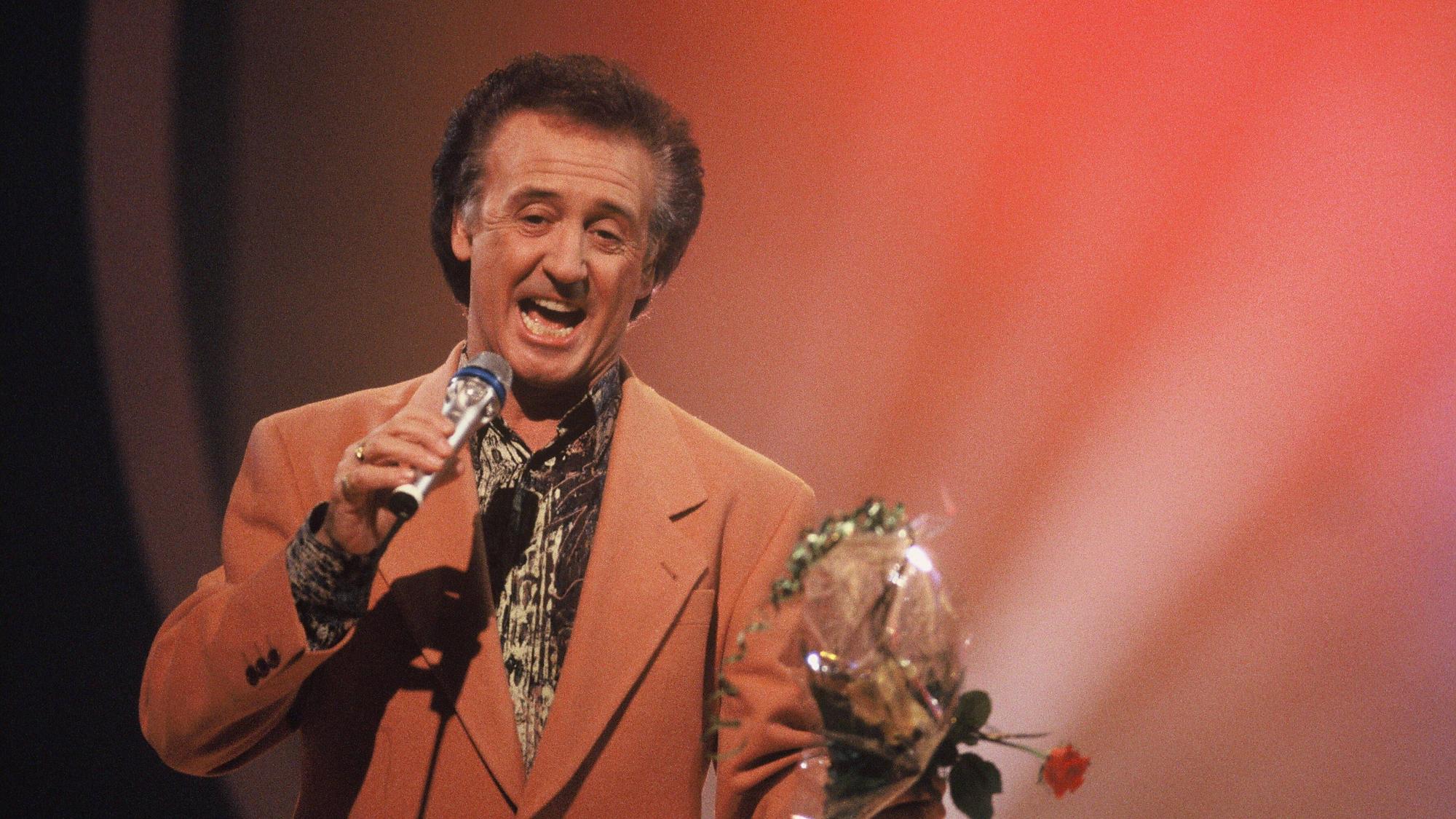 Tony Christie auf der Bühne.