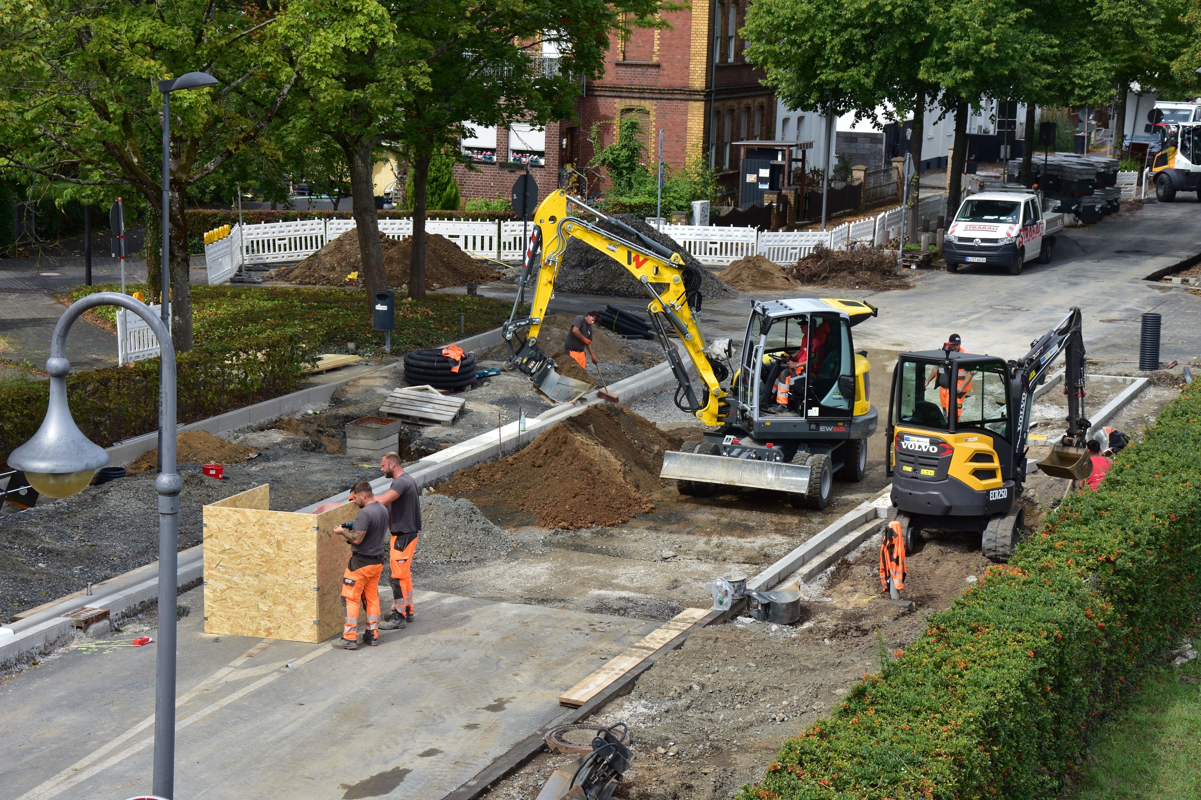 Auf der Frankfurter Straße in Höhe des alten Amtsgerichts, das heute das Kinder- und Jugendzentrum Key beherbergt, wird ebenfalls gebaut.