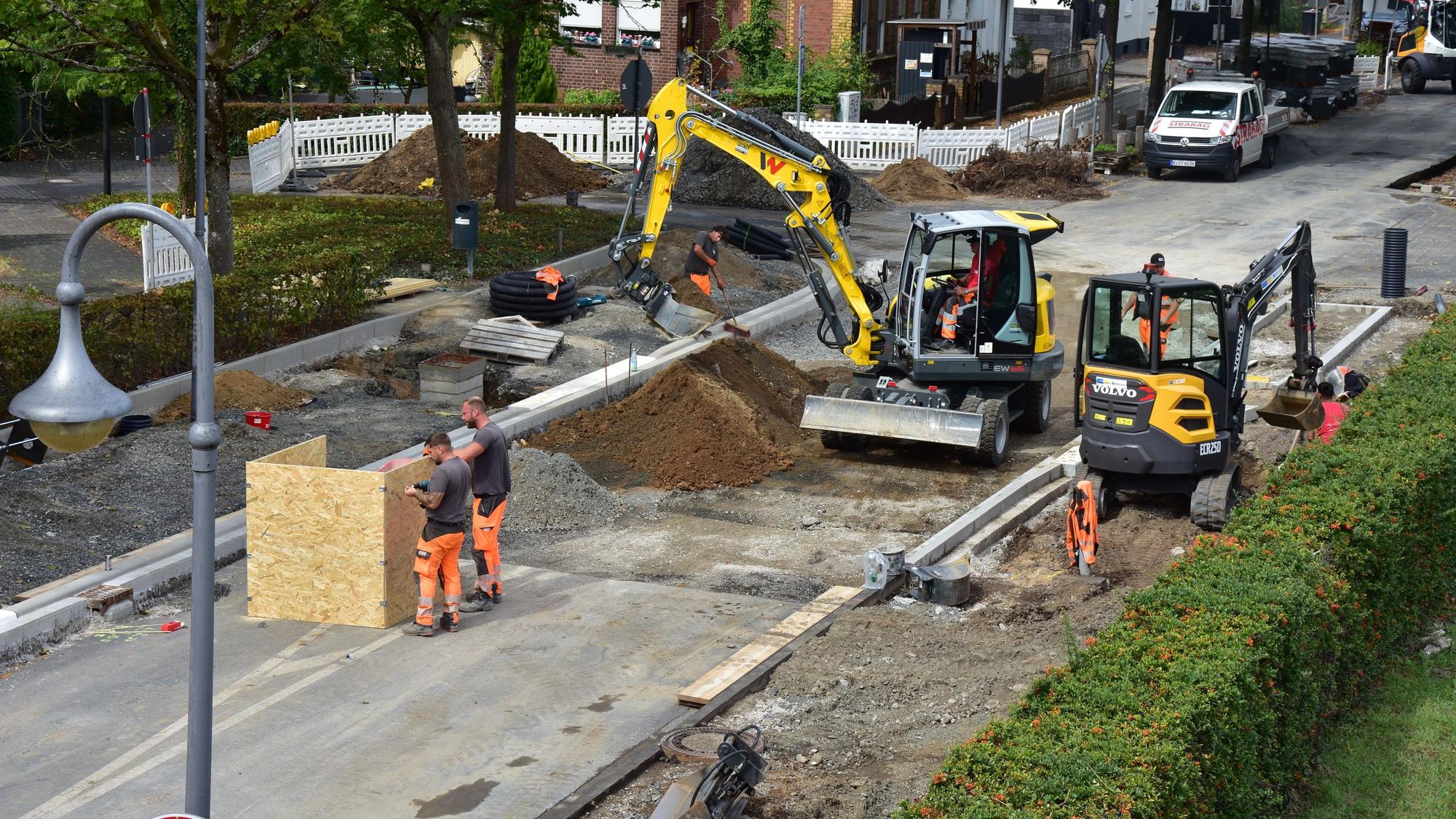 Auf der Frankfurter Straße in Höhe des alten Amtsgerichts, das heute das Kinder- und Jugendzentrum Key beherbergt, wird ebenfalls gebaut.