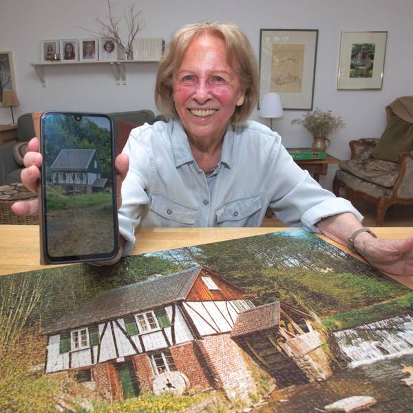 Zu sehen ist eine Frau mit Handy, davor ein Puzzle.