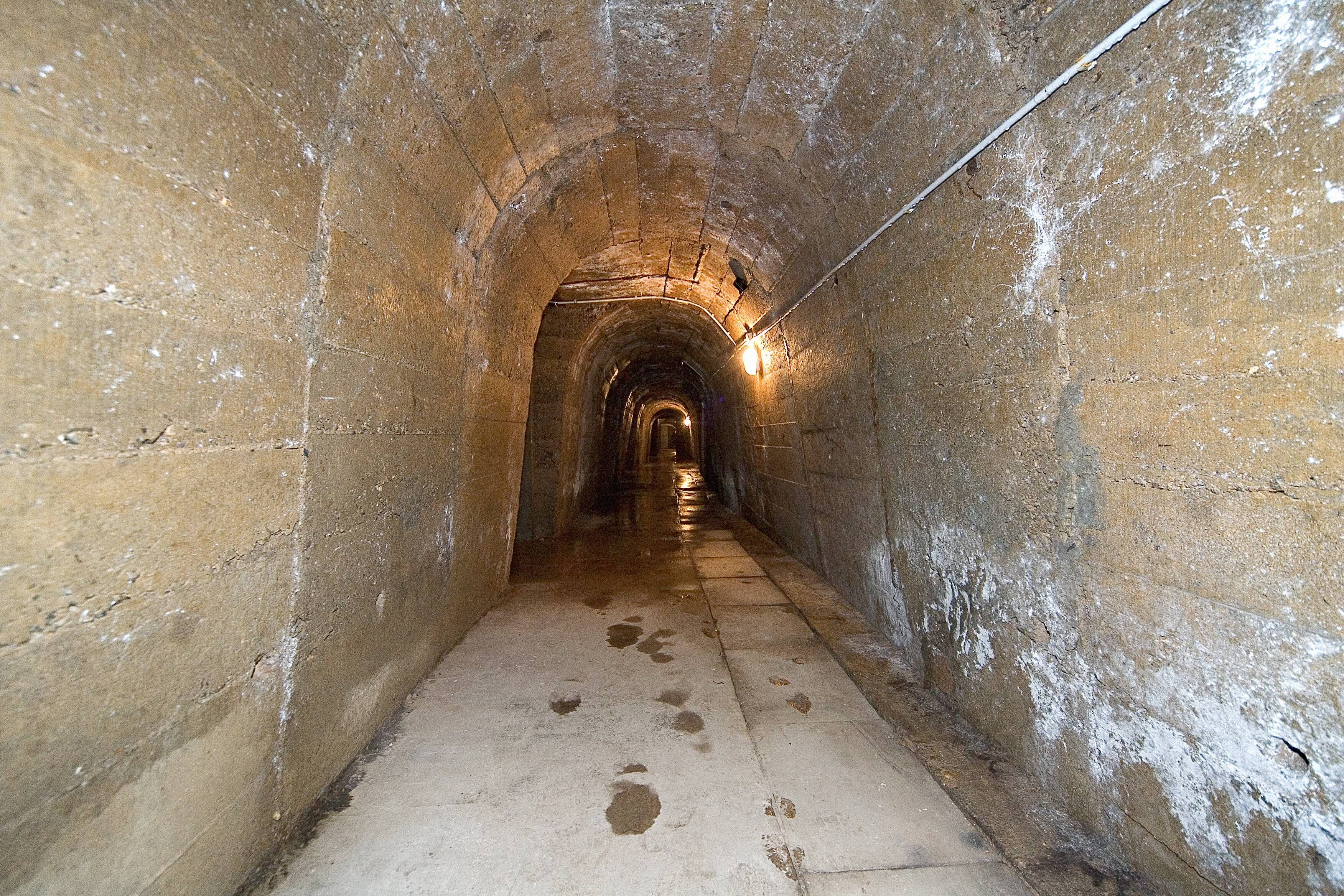 Beleuchteter Gang eines Bunkers aus dem 2. Weltkrieg in Rösrath-Hoffnungsthal.