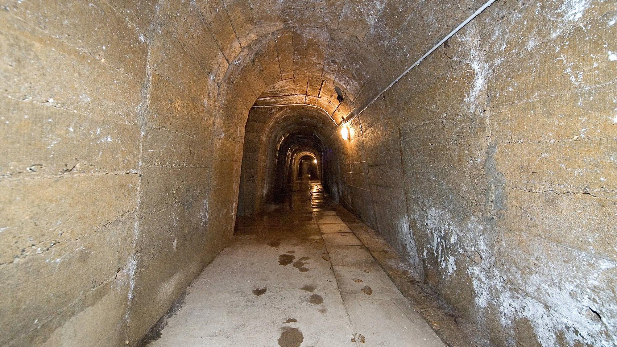 Beleuchteter Gang eines Bunkers aus dem 2. Weltkrieg in Rösrath-Hoffnungsthal.