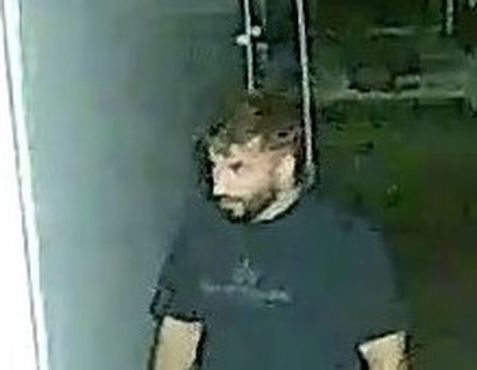 Das Bild zeigt einen Mann, der von der Überwachungskamera am Brandort aufgenommen wurde.