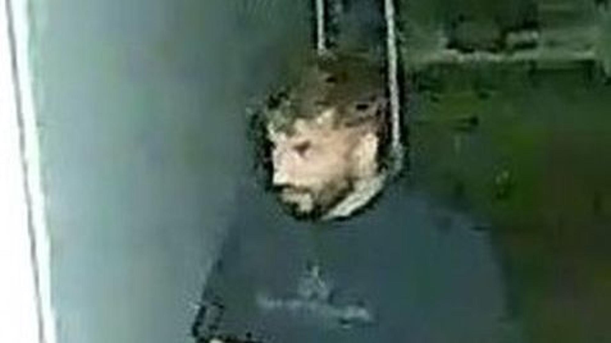 Das Bild zeigt einen Mann, der von der Überwachungskamera am Brandort aufgenommen wurde.