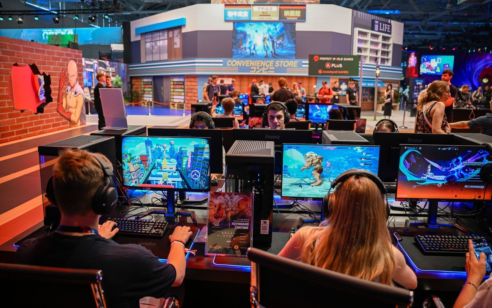 Besucher spielen ein neues Videospiel auf der Gamescom in Köln.