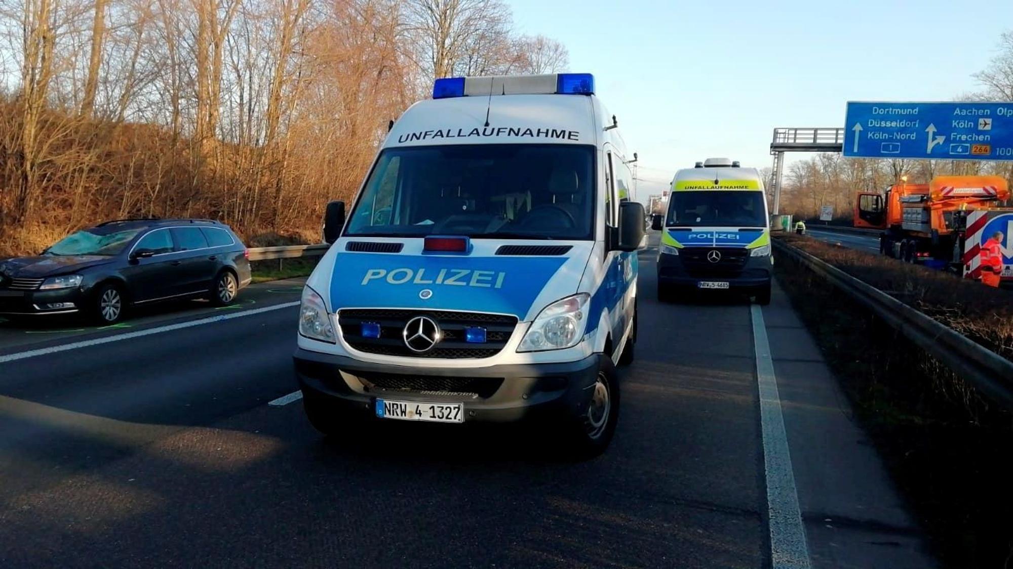 Das Fahrzeug der Unfallaufnahme steht auf einer Autobahn.