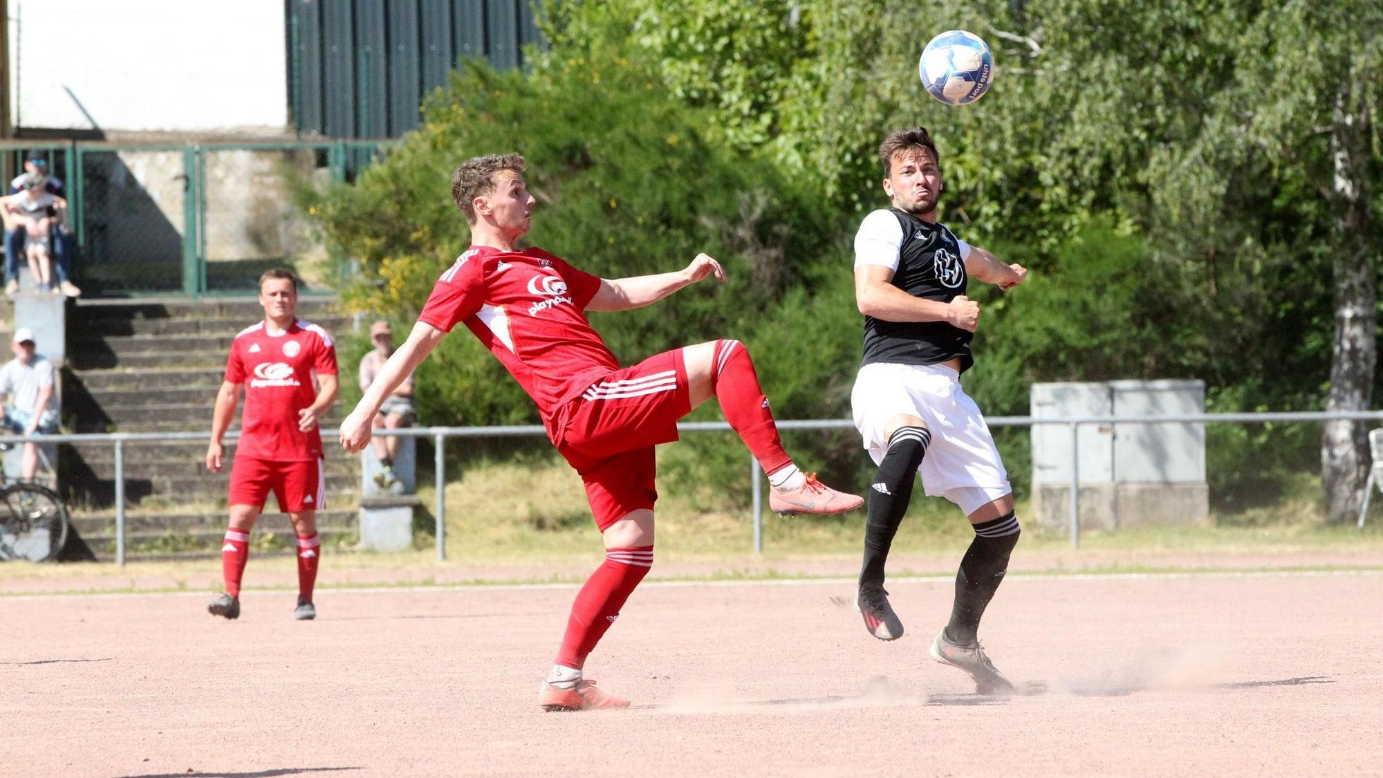 Eine Spielzeit aus dem letzten Aufeinandertreffen noch im alten Eifelstadion auf der Asche zwischen Mechernich und Zülpich.