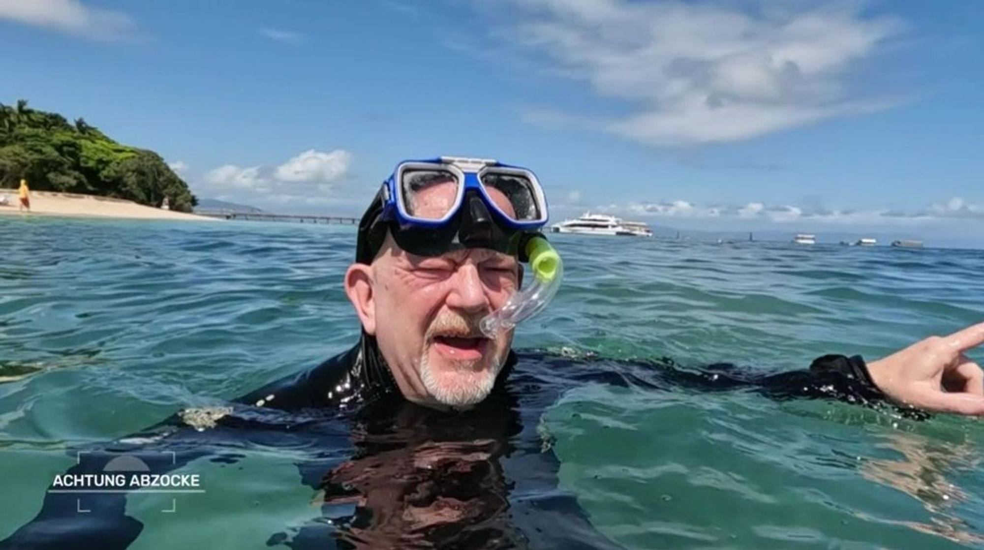 Peter Giesel ist fassungslos: Eigentlich hatte er eine Schnorcheltour am Great Barrier Reef gebucht. Doch ihn erwartet stattdessen ein „versandeter Fußballplatz unter Wasser“. (Bild: Joyn)