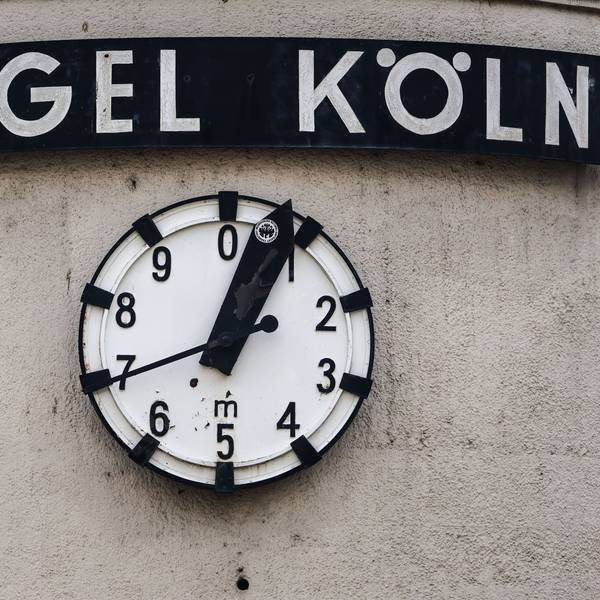 Die Pegeluhr am Rheinufer zeigt den aktuellen Pegelstand für Köln an. (Archivbild)