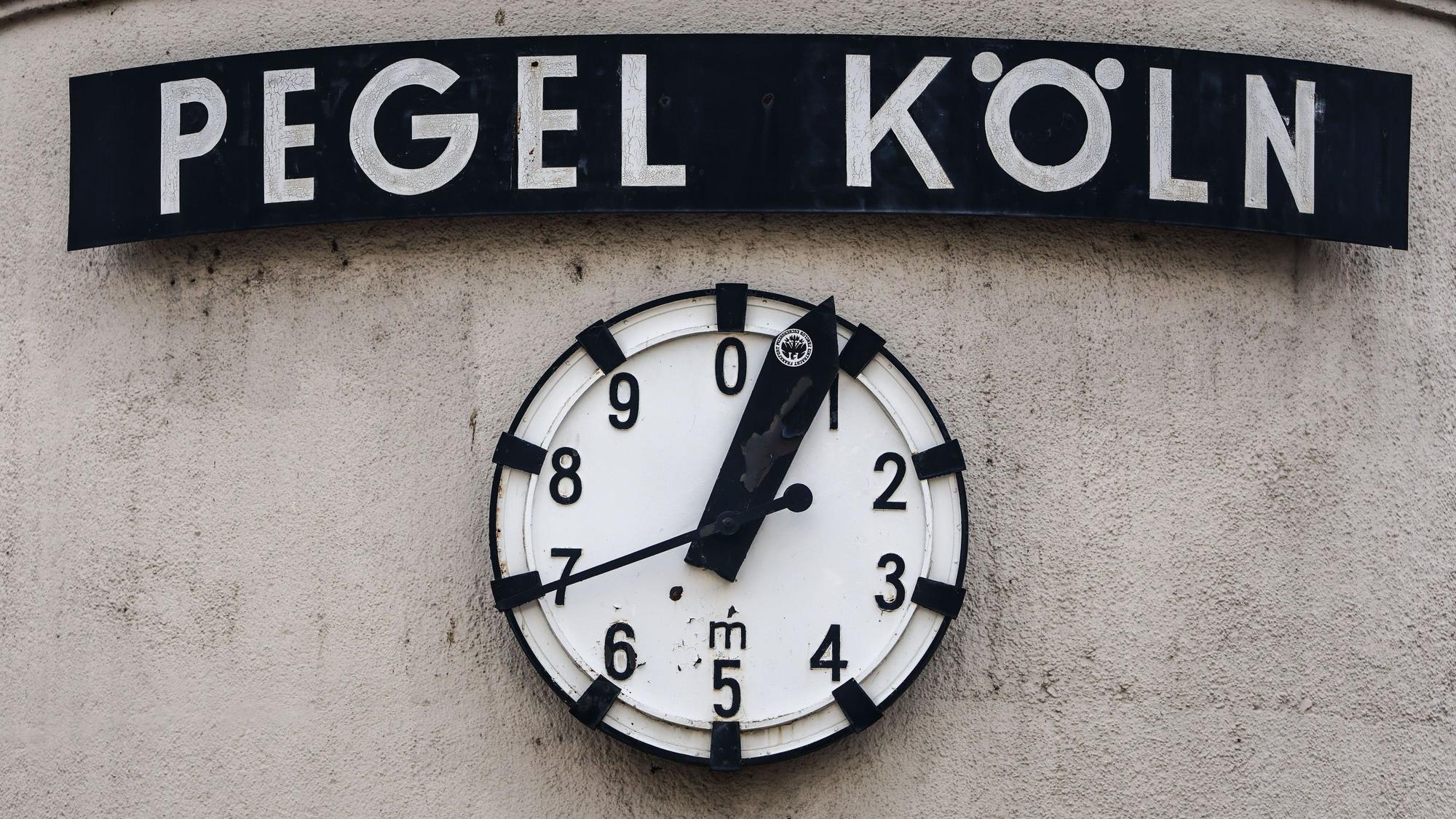 Die Pegeluhr am Rheinufer zeigt den aktuellen Pegelstand für Köln an. (Archivbild)