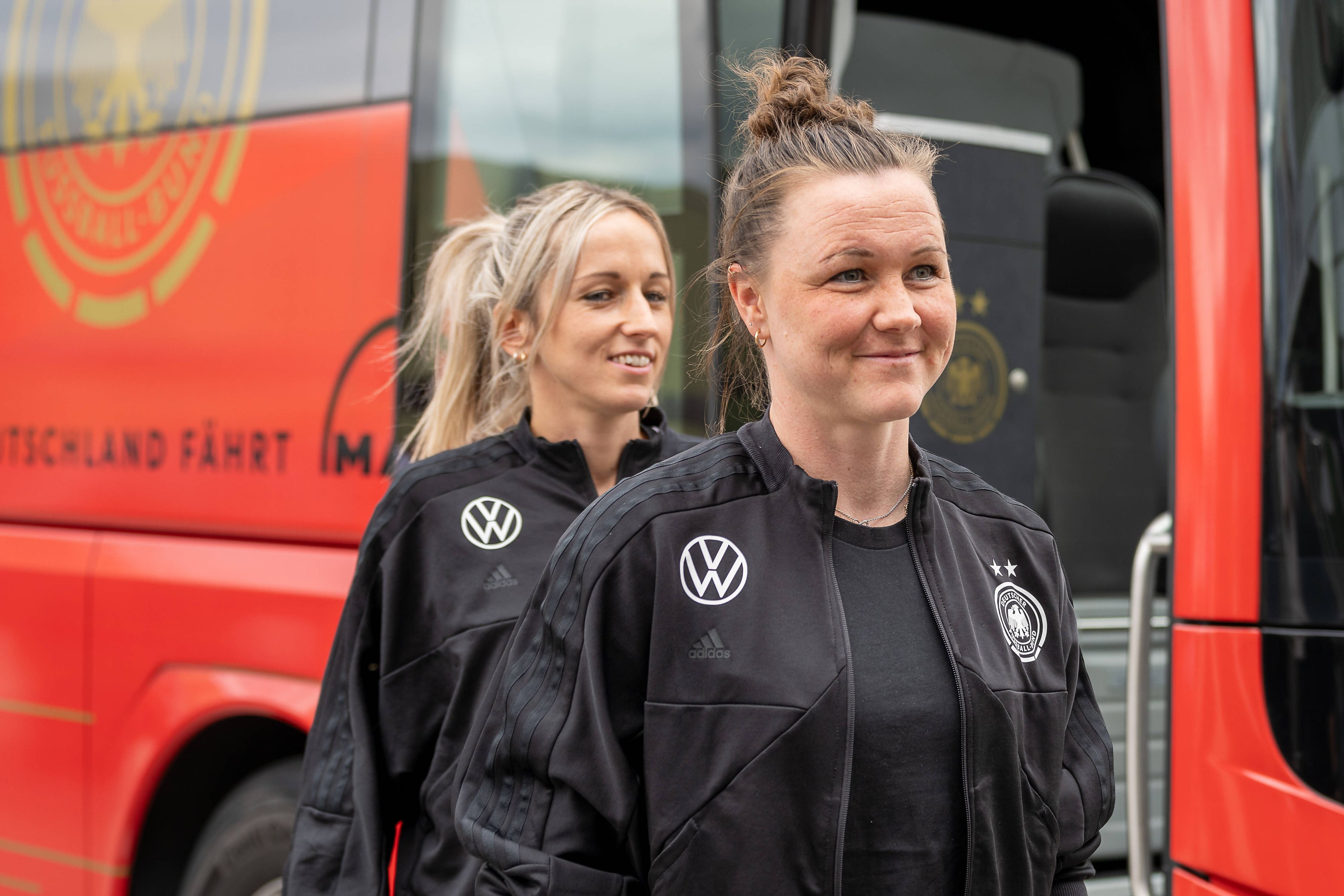 Fussball, Olympia: Einkleidung der Frauen Fussball Nationalmannschaft fuer die Olympischen Spielen 2024 am 08.07.2024 auf dem Messegelaende in Duesseldorf. Katrhin Hendrich Deutschland, 03,hinten und Marina Hegering Deutschland, vorne auf dem Weg in die Messehalle. Foto: Kirchner-Media/TH *** Soccer, Olympic Dressing of the womens national soccer team for the Olympic Games 2024 on 08 07 2024 at the exhibition grounds in Duesseldorf Katrhin Hendrich Germany, 03 ,back and Marina Hegering Germany , front on the way to the exhibition hall Photo Kirchner Media TH Copyright: xKirchner-Media/THx