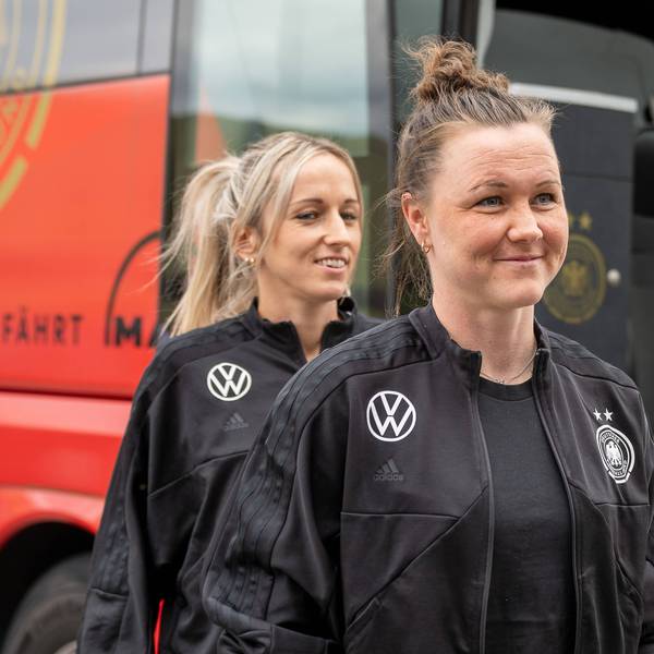 Fussball, Olympia: Einkleidung der Frauen Fussball Nationalmannschaft fuer die Olympischen Spielen 2024 am 08.07.2024 auf dem Messegelaende in Duesseldorf. Katrhin Hendrich Deutschland, 03,hinten und Marina Hegering Deutschland, vorne auf dem Weg in die Messehalle. Foto: Kirchner-Media/TH *** Soccer, Olympic Dressing of the womens national soccer team for the Olympic Games 2024 on 08 07 2024 at the exhibition grounds in Duesseldorf Katrhin Hendrich Germany, 03 ,back and Marina Hegering Germany , front on the way to the exhibition hall Photo Kirchner Media TH Copyright: xKirchner-Media/THx