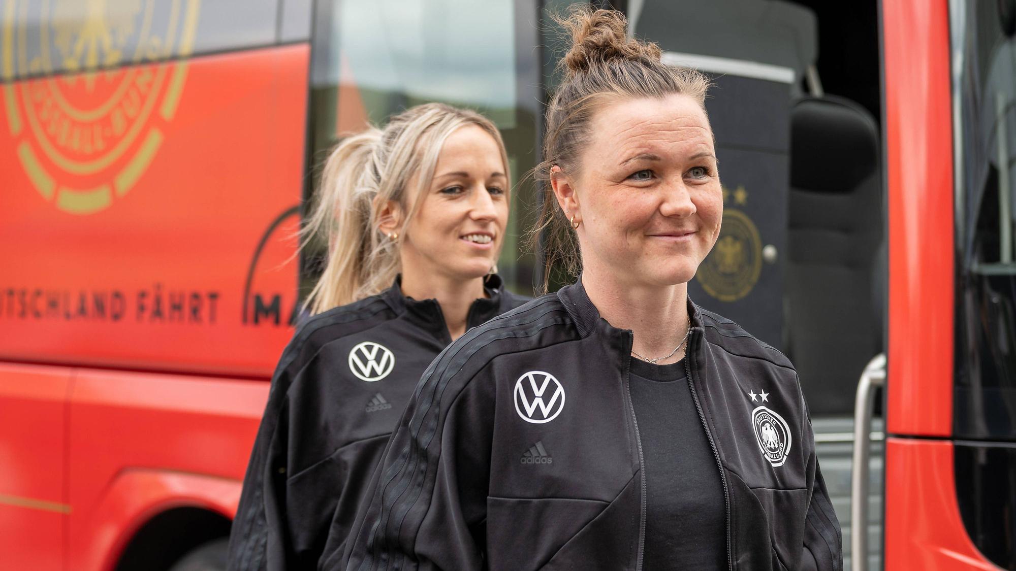 Fussball, Olympia: Einkleidung der Frauen Fussball Nationalmannschaft fuer die Olympischen Spielen 2024 am 08.07.2024 auf dem Messegelaende in Duesseldorf. Katrhin Hendrich Deutschland, 03,hinten und Marina Hegering Deutschland, vorne auf dem Weg in die Messehalle. Foto: Kirchner-Media/TH *** Soccer, Olympic Dressing of the womens national soccer team for the Olympic Games 2024 on 08 07 2024 at the exhibition grounds in Duesseldorf Katrhin Hendrich Germany, 03 ,back and Marina Hegering Germany , front on the way to the exhibition hall Photo Kirchner Media TH Copyright: xKirchner-Media/THx