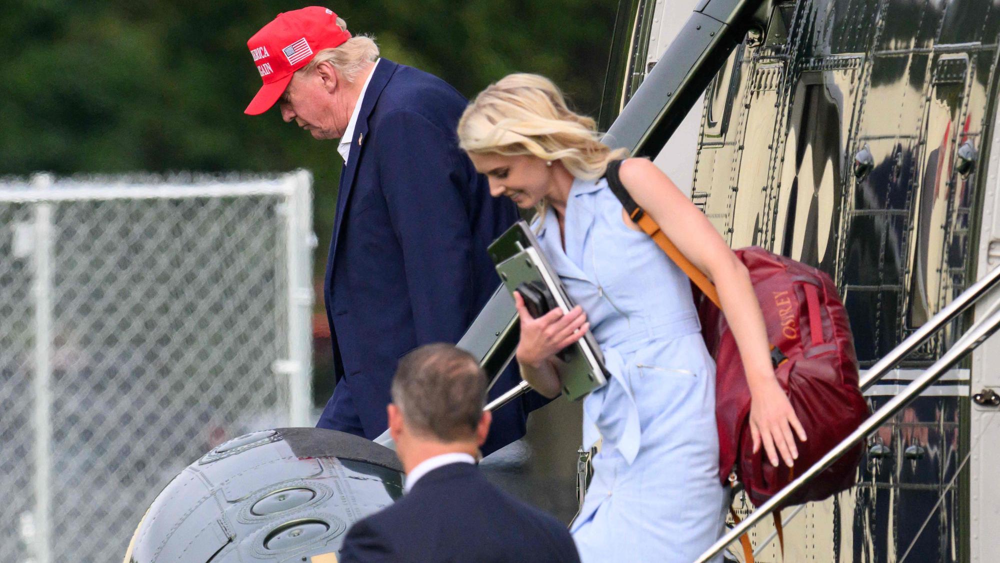 Donald Trump und Natalie Harp (r.) sind in letzter Zeit oft gemeinsam zu sehen.