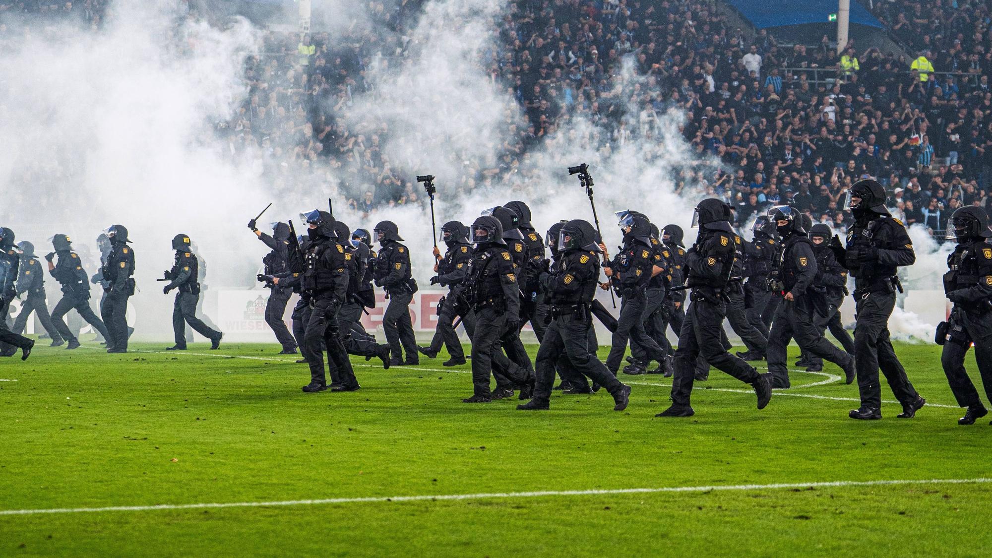 Polizisten stürmen auf den Platz.
