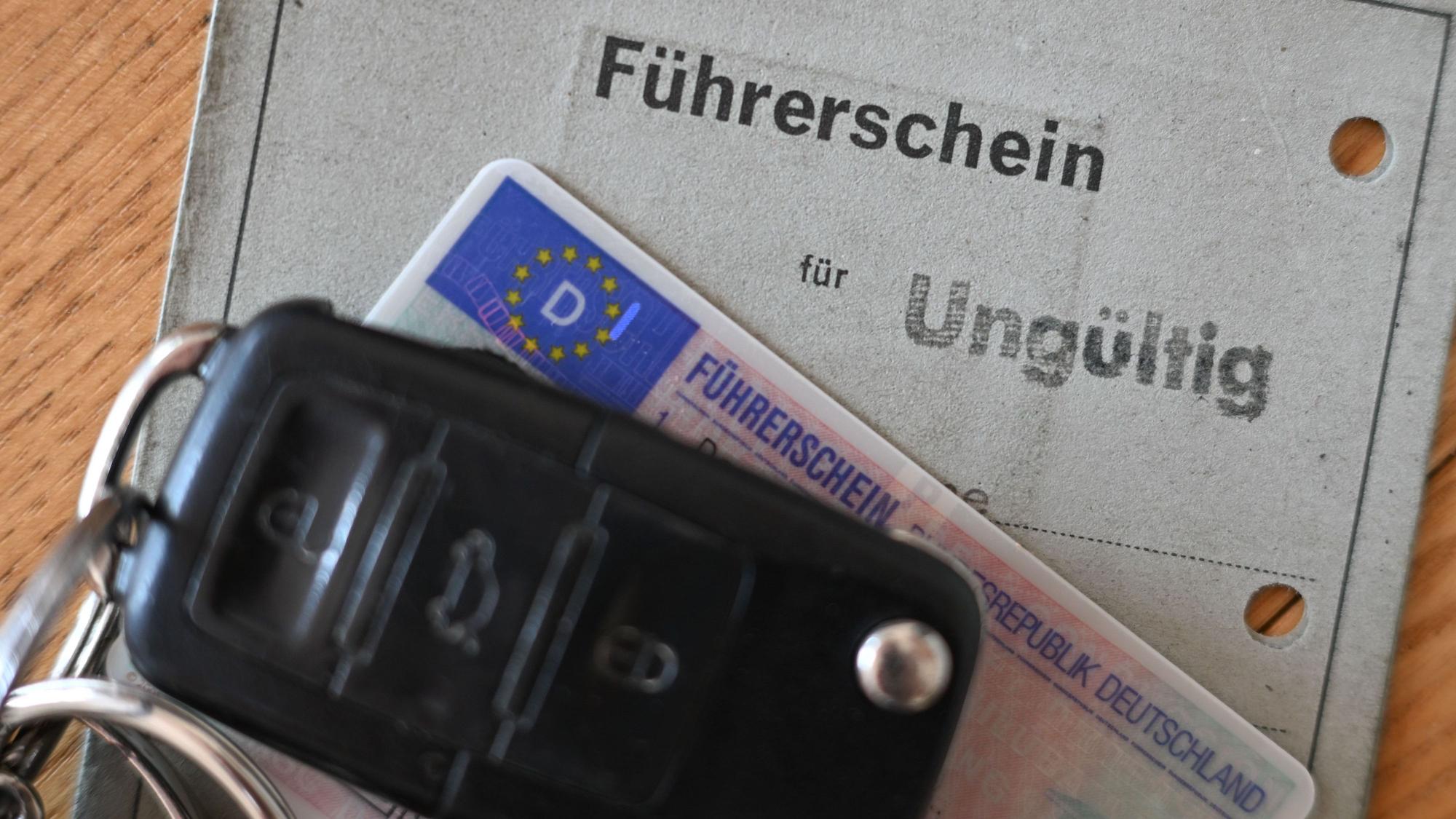 Diesen grauen Papierführerschein sollten Sie nur noch als Andenken haben - als Dokument ist er ungültig.
