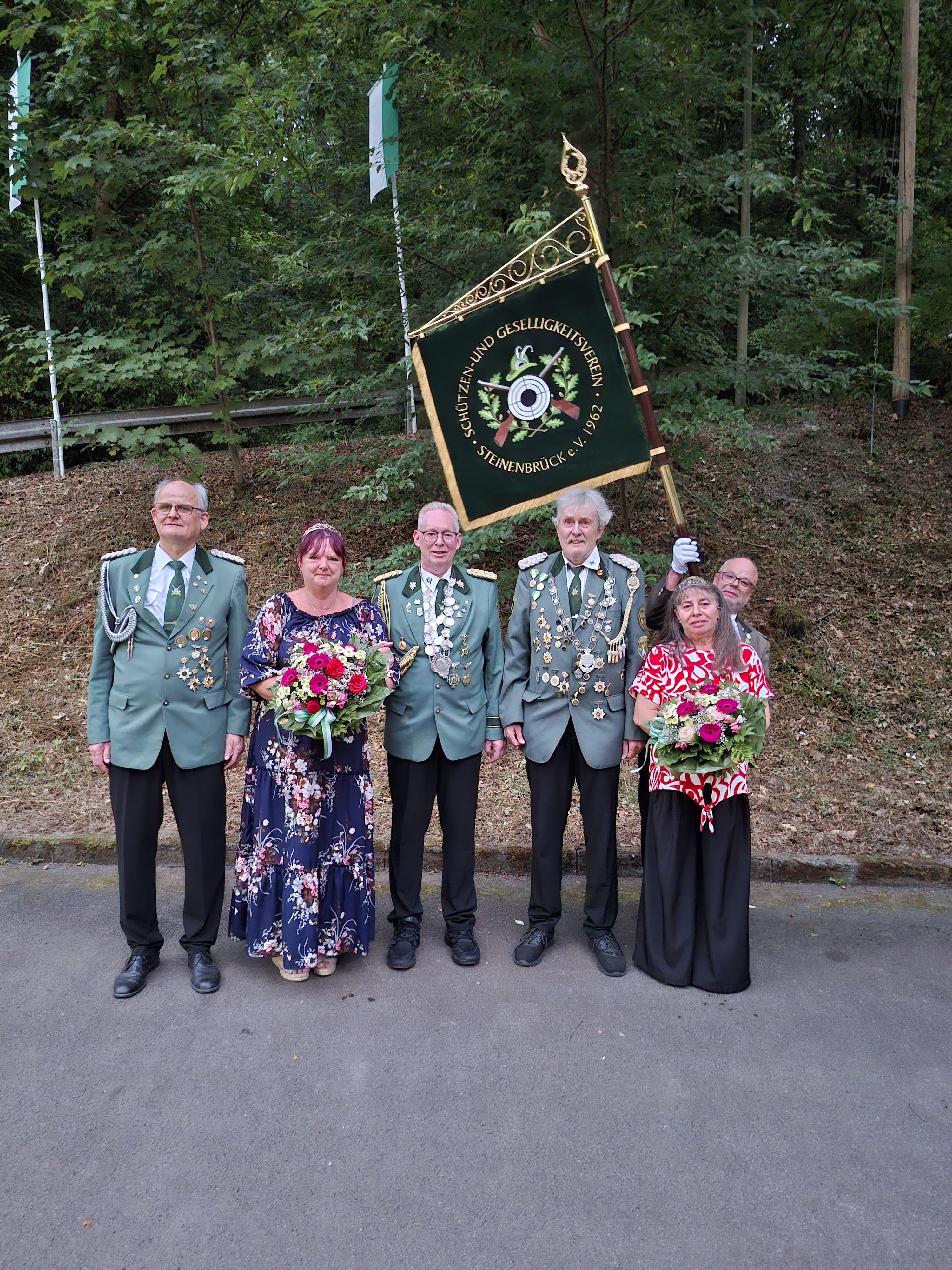 Die neuen Majestäten werden auf dem Schützenfest in Gummersbach-Steinenbrück gekrönt.