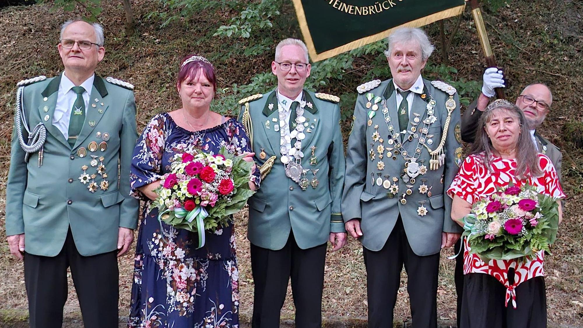 Die neuen Majestäten werden auf dem Schützenfest in Gummersbach-Steinenbrück gekrönt.