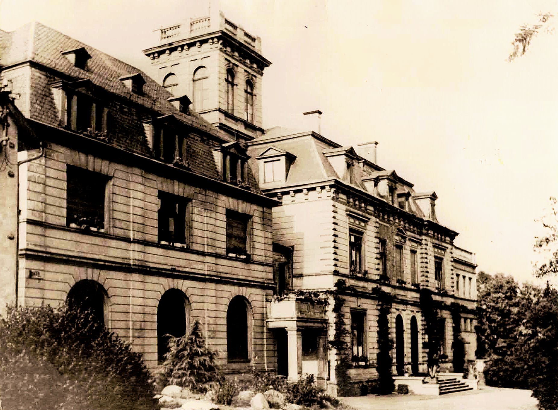 Das Bild zeigt die Königsdorfer Villa Pauli mit dem Kapellenbau auf der linken Seite um 1927.