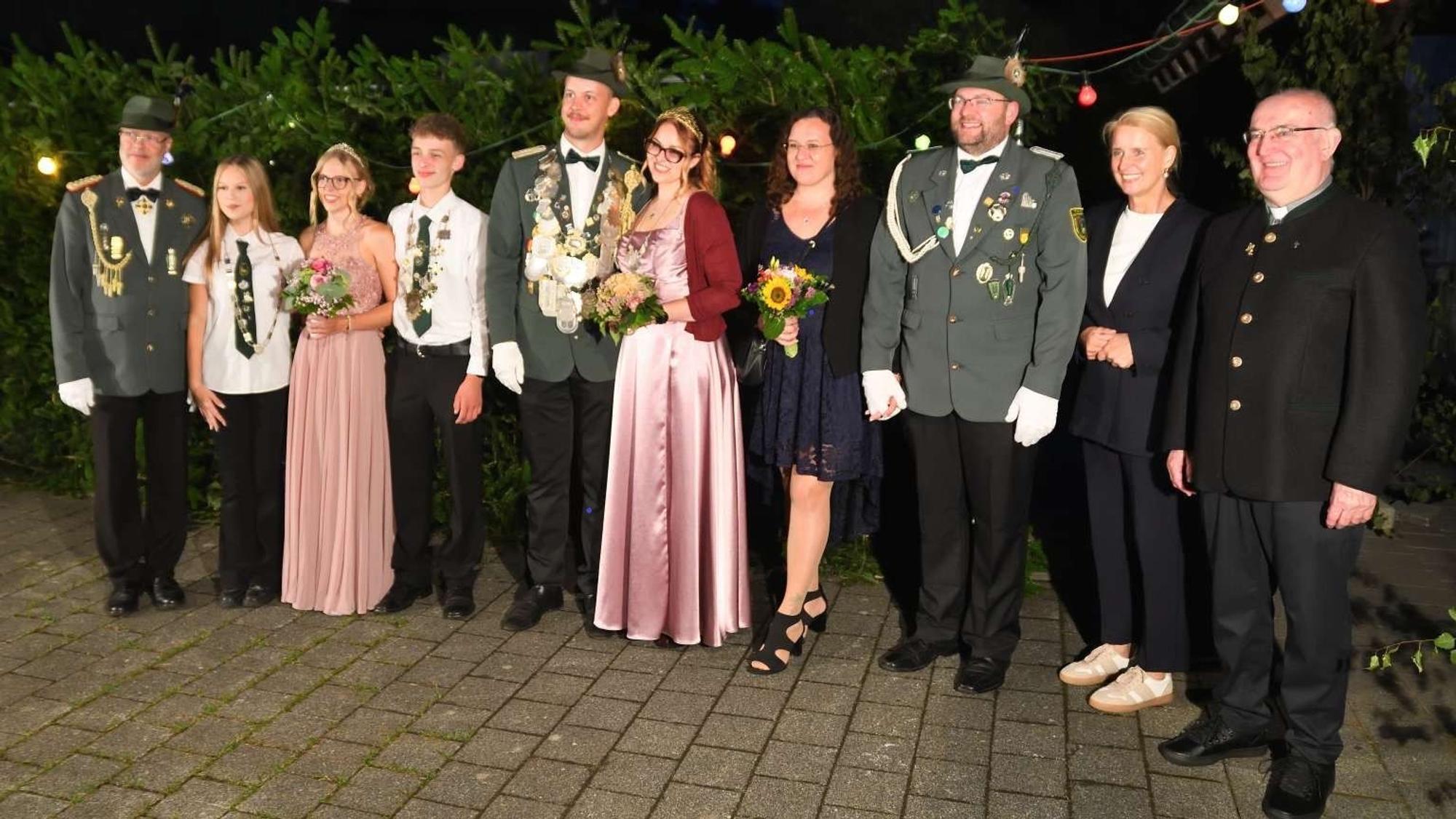 Das Foto zeigt die Krönung der neuen Majestäte der Thierer Schützen.