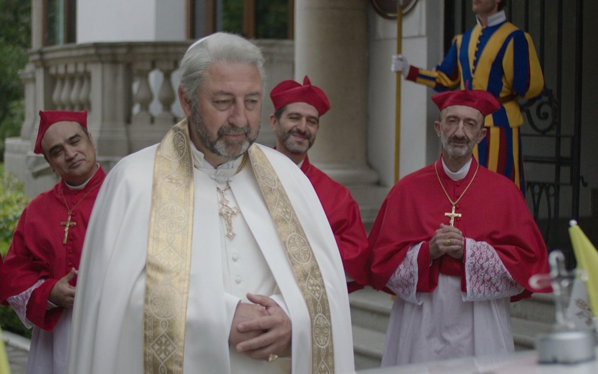 Der neue Papst (Kad Merad, Mitte) plant seine erste Reise nach Südamerika. Doch leider ist der Vatikan pleite. (Bild: Lighthouse Home Entertainment)