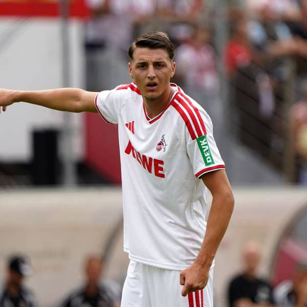 Malek El Mala zeigt auf dem Platz etwas an.
