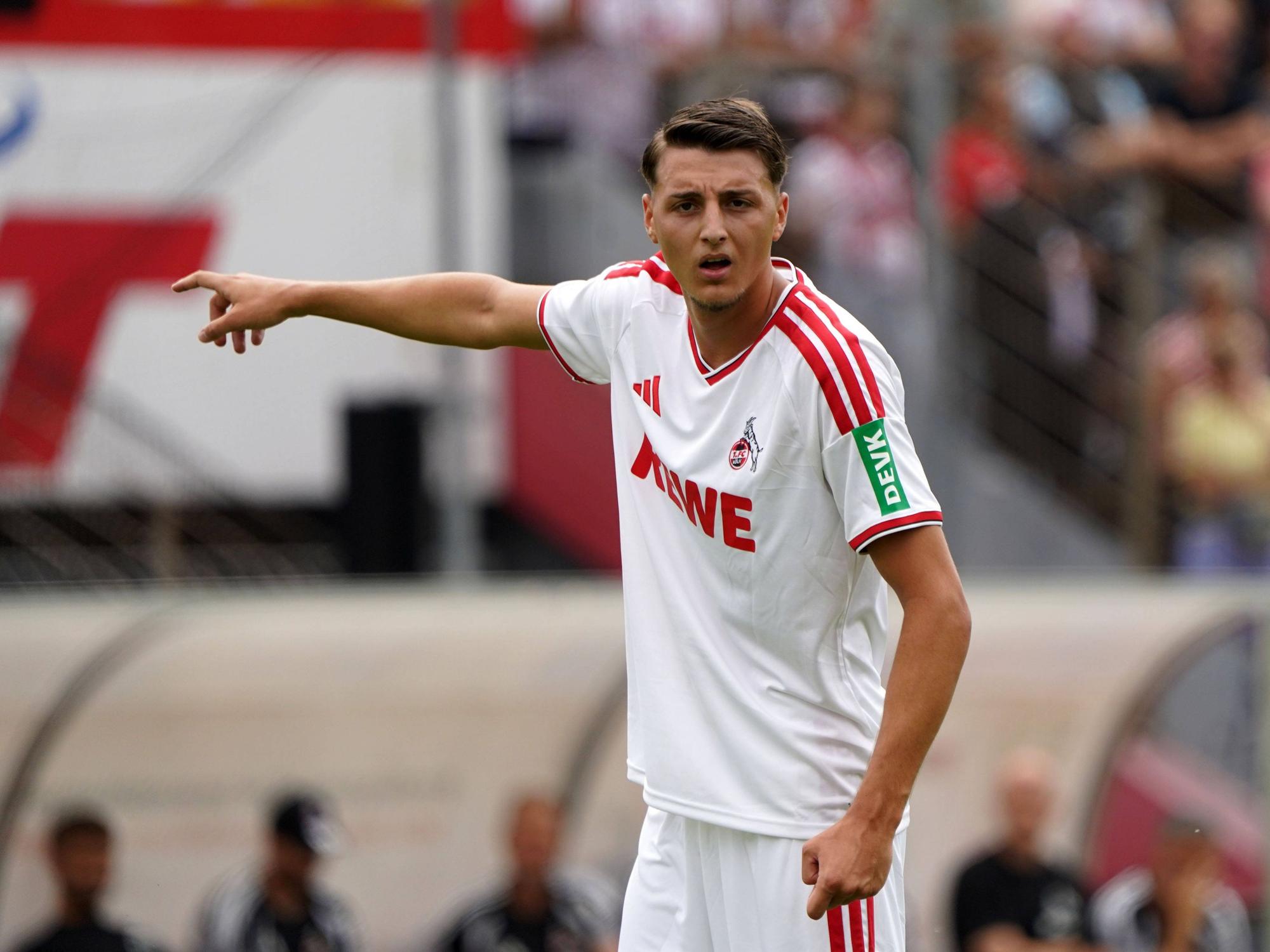 Malek El Mala zeigt auf dem Platz etwas an.