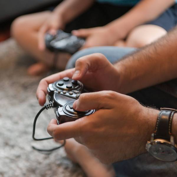 Hände, die einen Controller halten