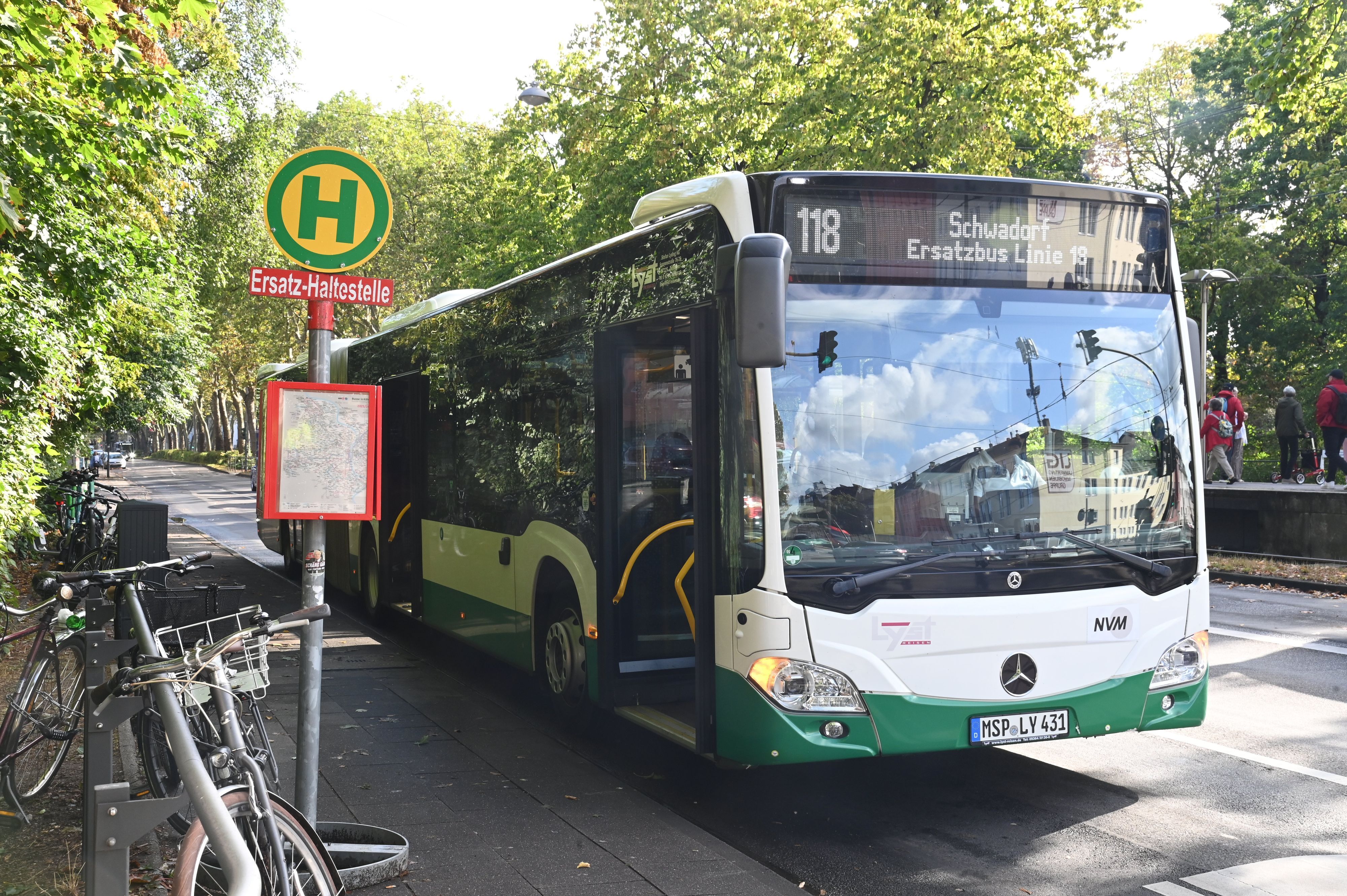 Ein Ersatzverkehr fährt für KVB-Linie 18.