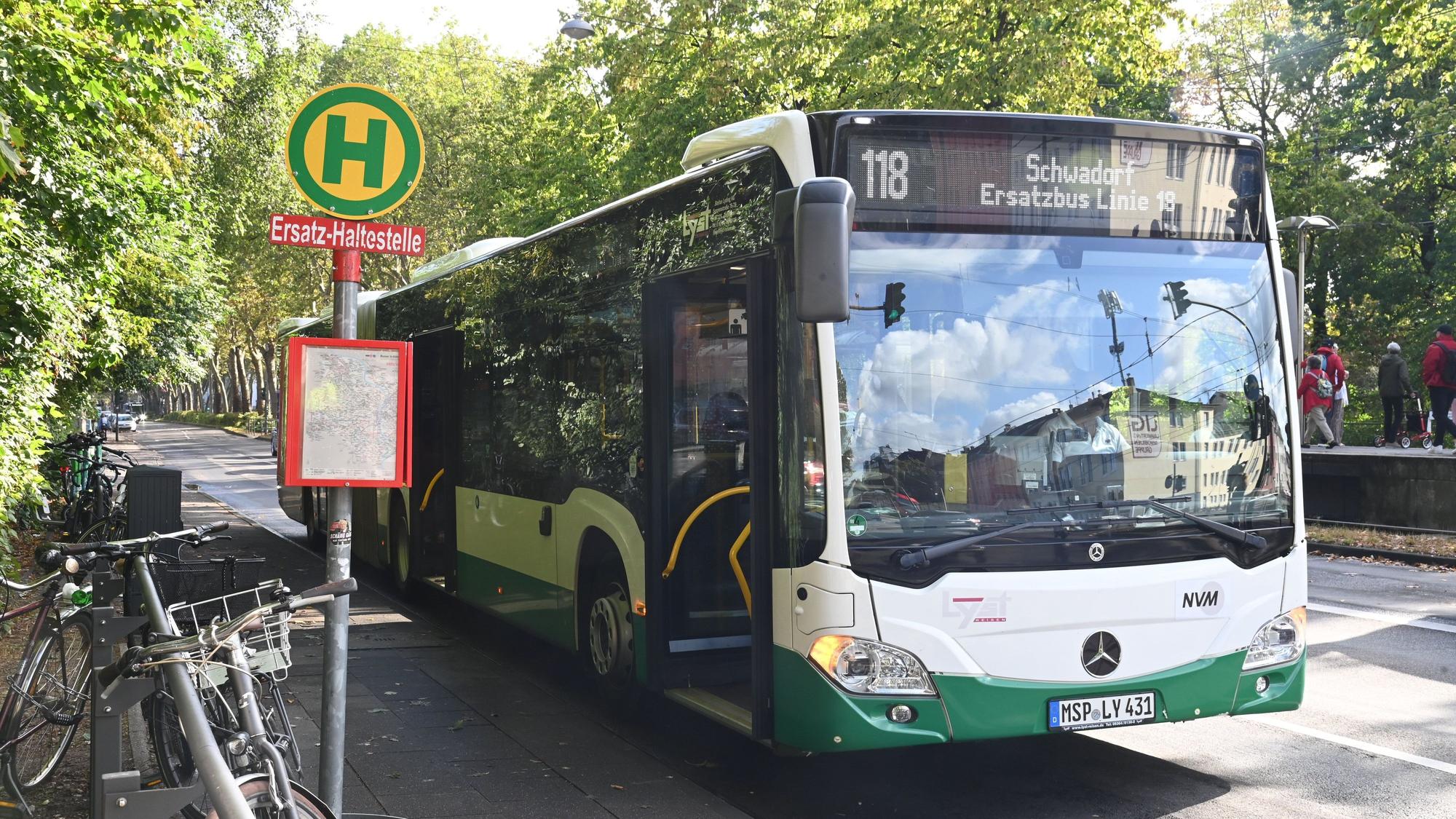 Ein Ersatzverkehr fährt für KVB-Linie 18.