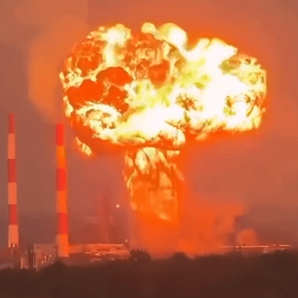 Ein Screenshot soll eine Explosion in einer russischen Raffinerie zeigen. Die Ukraine hat erneut eine Energieanlage in der Stadt Perm angegriffen. (Archivbild)