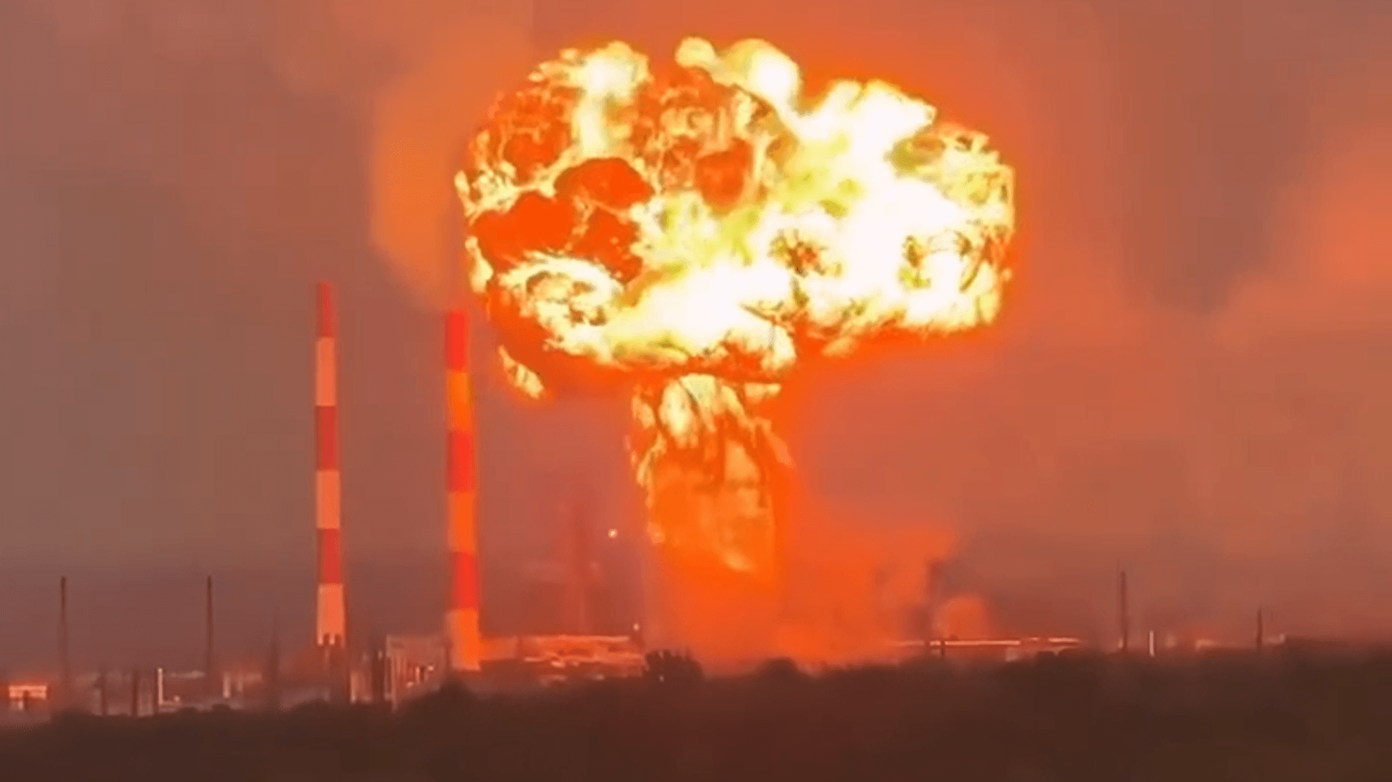 Ein Screenshot soll eine Explosion in einer russischen Raffinerie zeigen. Die Ukraine hat erneut eine Energieanlage in der Stadt Perm angegriffen. (Archivbild)