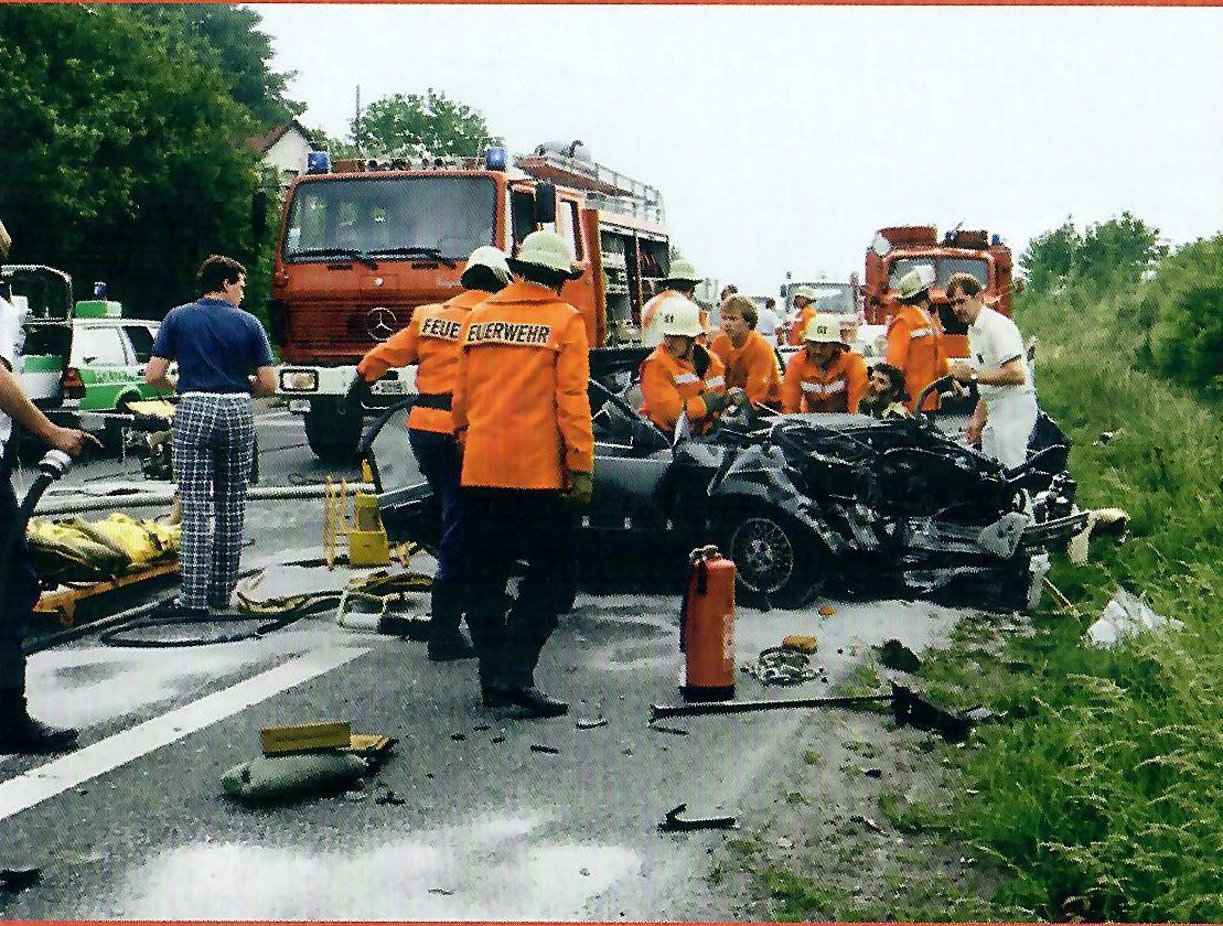 Feuerwehrleute bergen einen zerstörten Wagen.