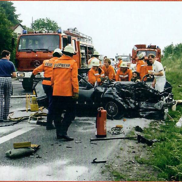 Feuerwehrleute bergen einen zerstörten Wagen.