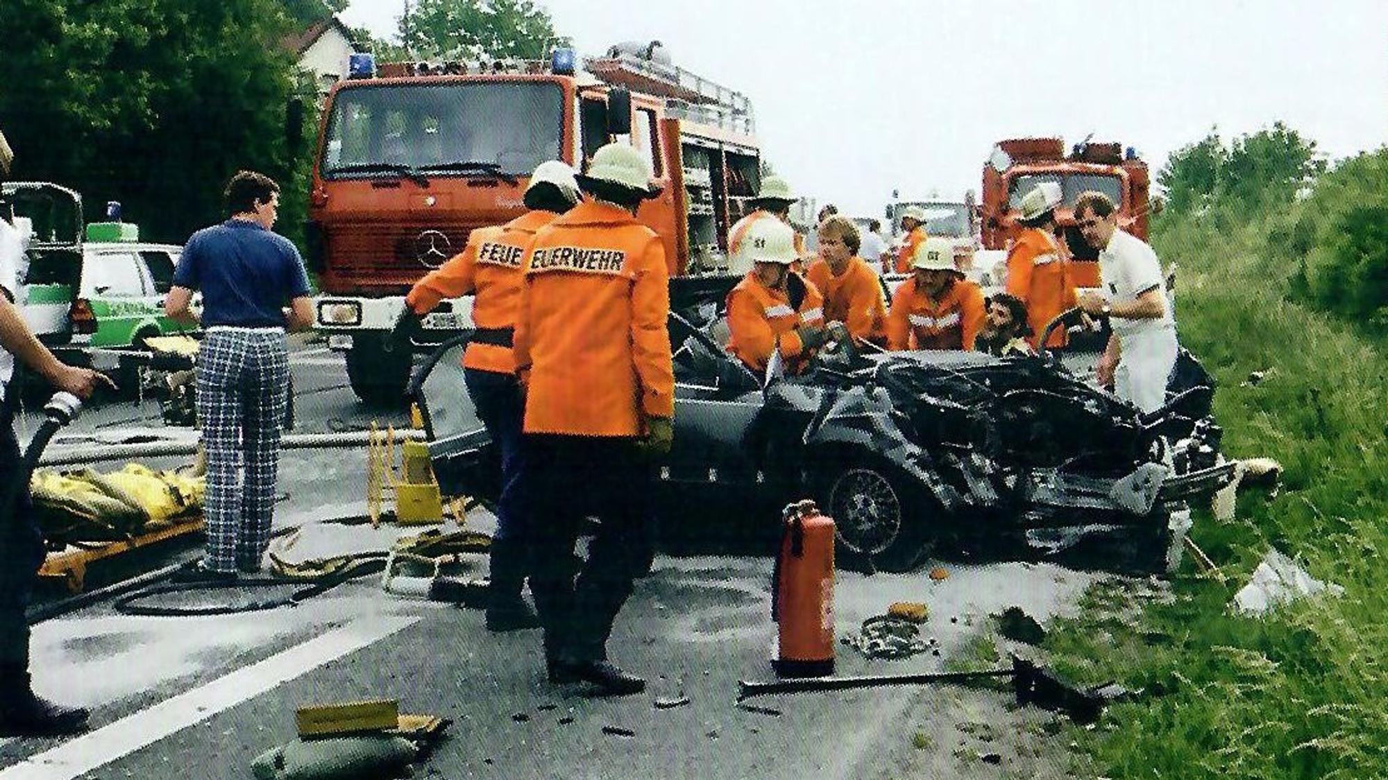 Feuerwehrleute bergen einen zerstörten Wagen.