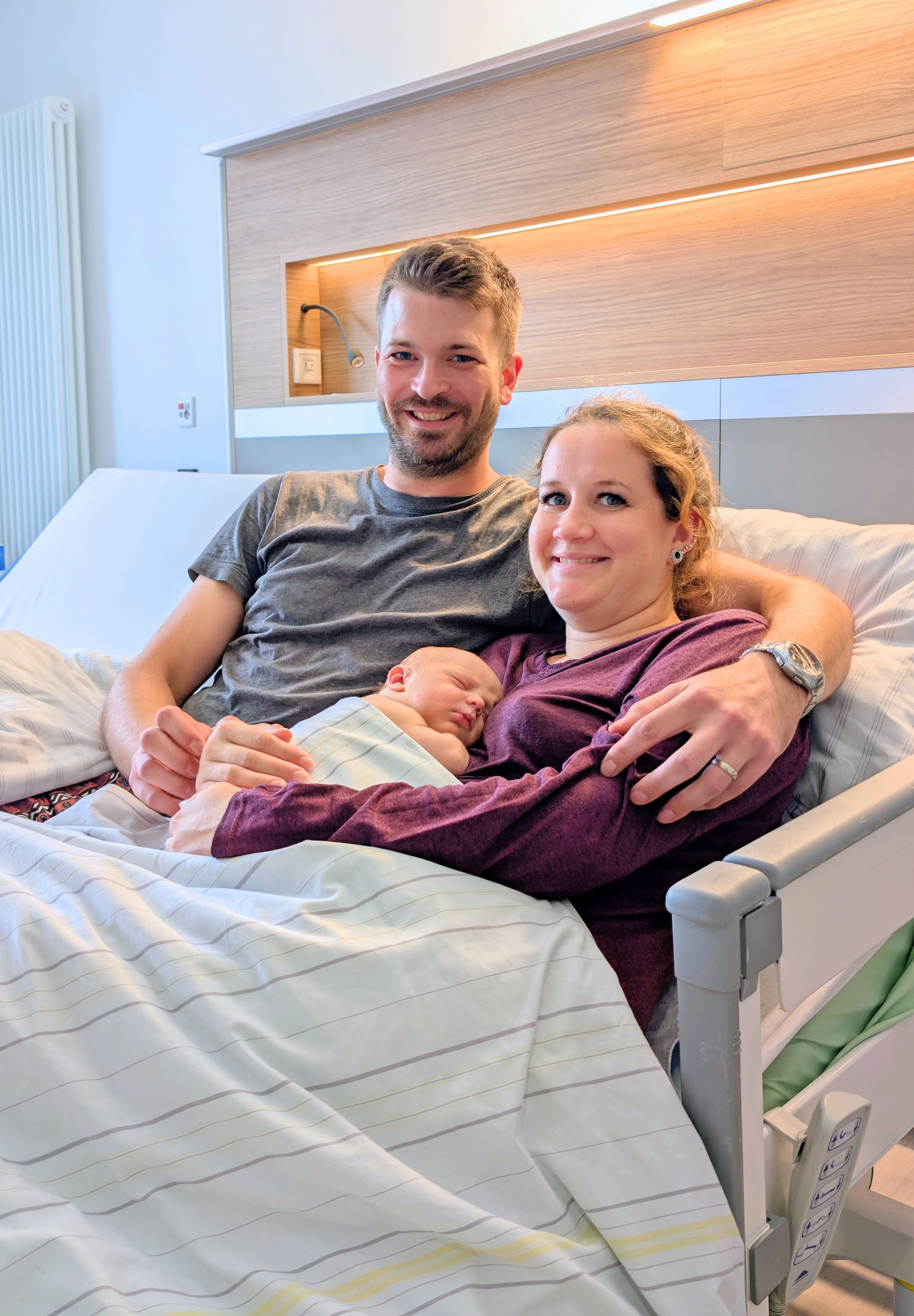 Matthias und Melina von Sommerfeld gehören mit ihrem neugeborenen Sohn Lio zu den ersten Familien auf der frisch eröffneten Wochenbettstation.