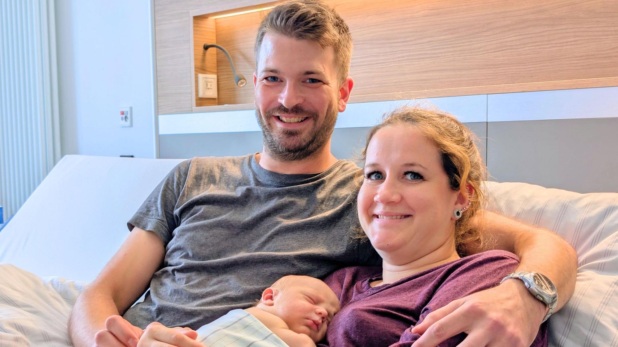 Matthias und Melina von Sommerfeld gehören mit ihrem neugeborenen Sohn Lio zu den ersten Familien auf der frisch eröffneten Wochenbettstation.