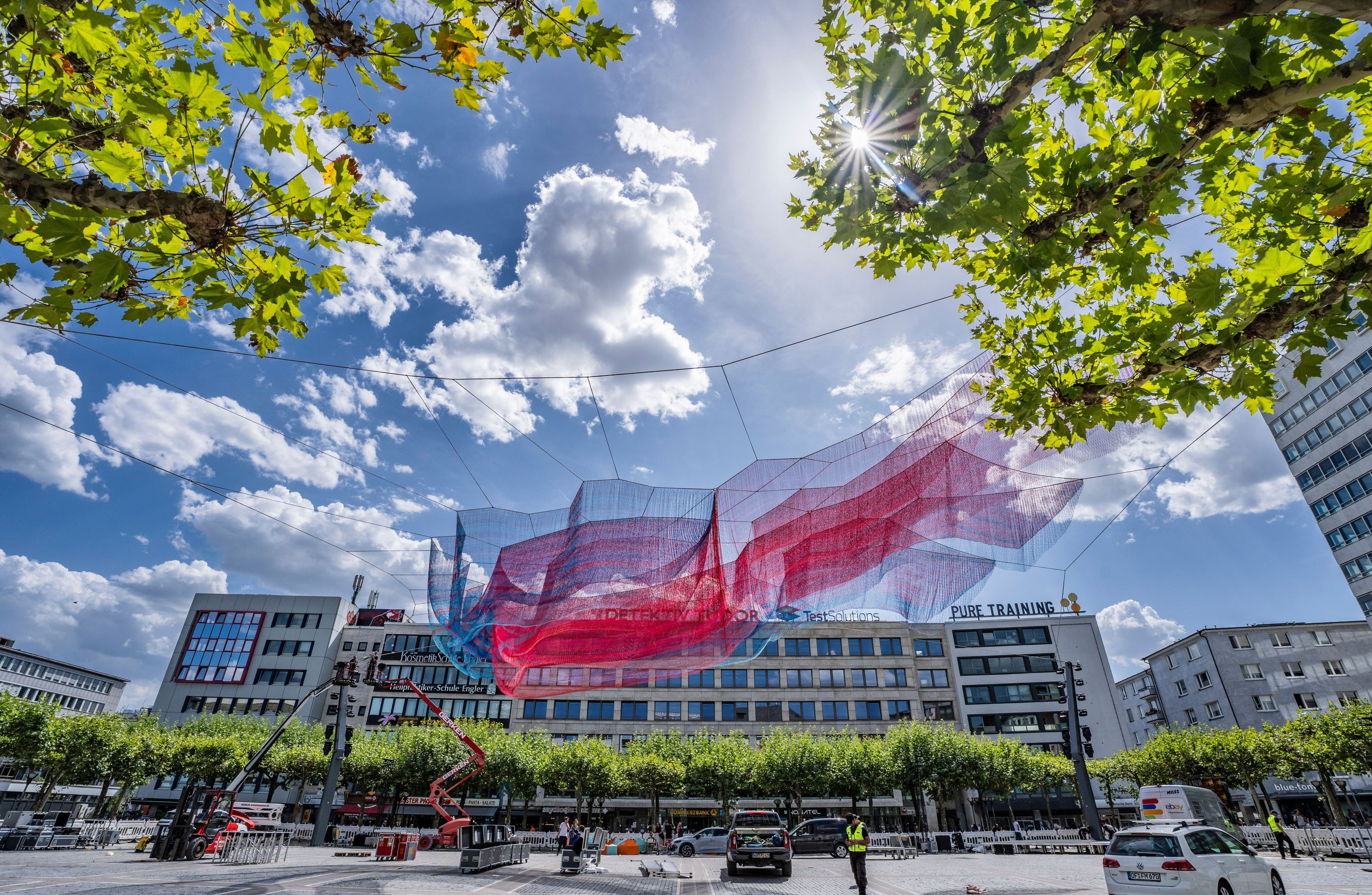 Die Netzskulptur „A Sky Full of Hope - Earthtime 1.78 Frankfurt“ der Künstlerin Janet Echelman ist auf dem Platz über der Konstablerwache installiert.