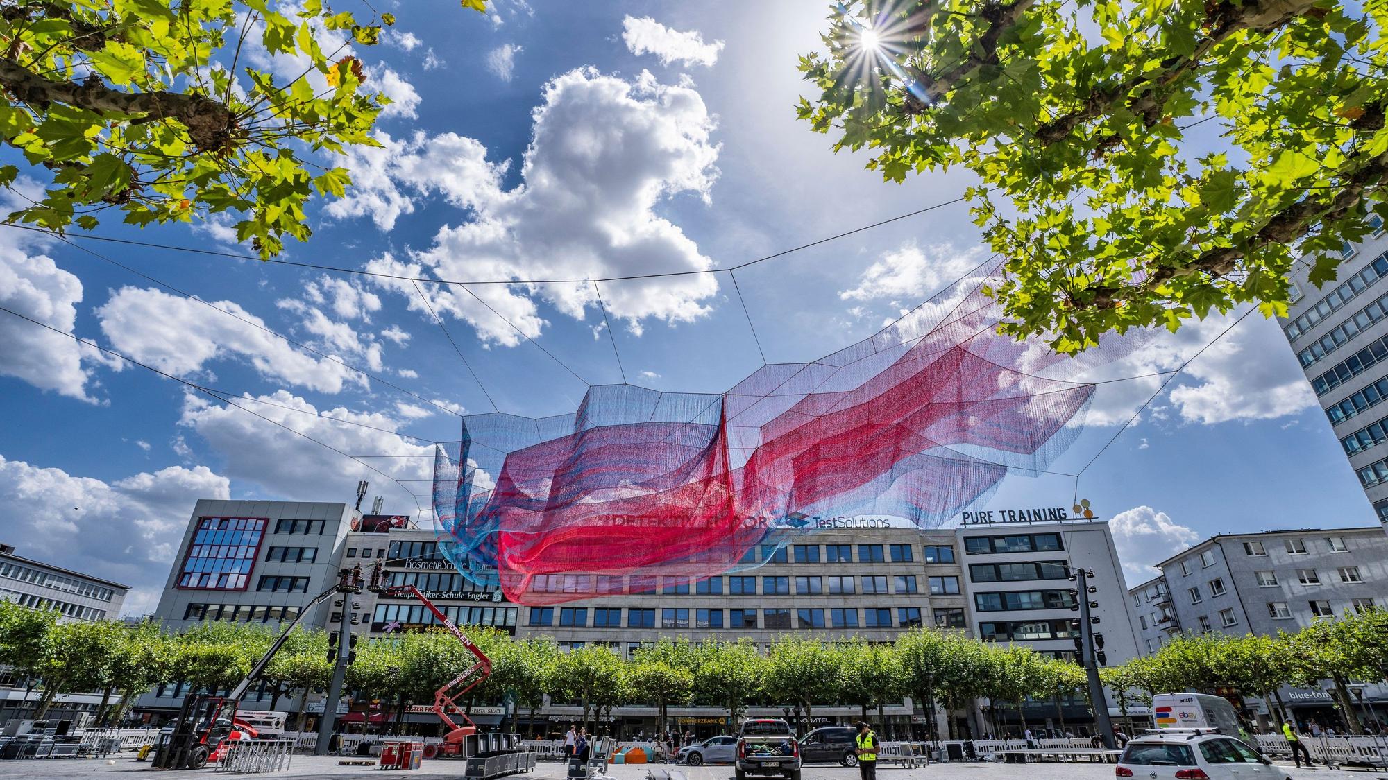 Die Netzskulptur „A Sky Full of Hope - Earthtime 1.78 Frankfurt“ der Künstlerin Janet Echelman ist auf dem Platz über der Konstablerwache installiert.