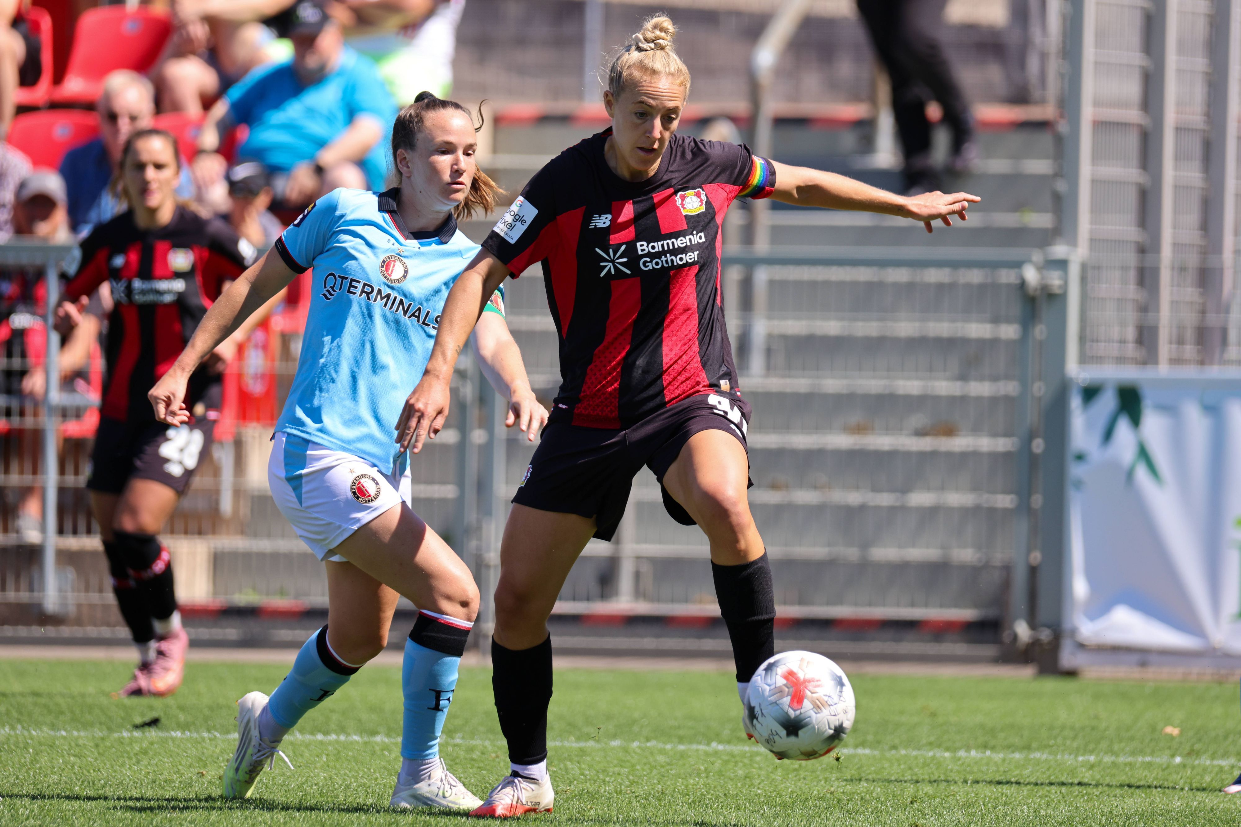 Leverkusen, Deutschland: 08.08.2026 - Saisoneröffnung / Testspiel - Bayer Leverkusen Frauen vs. Feyenoord Rotterdam Frauen Im Bild: v.li. die Zweite Carolin Simon Leverkusen im Zweikampf *** Leverkusen, Germany, August 8, 2026 Season opener: Friendly match between Bayer Leverkusen Women and Feyenoord Rotterdam Women. Pictured, from left, is Carolin Simon of Leverkusen in a tackle. Copyright: HMBxMedia/MadeleinexFantini
